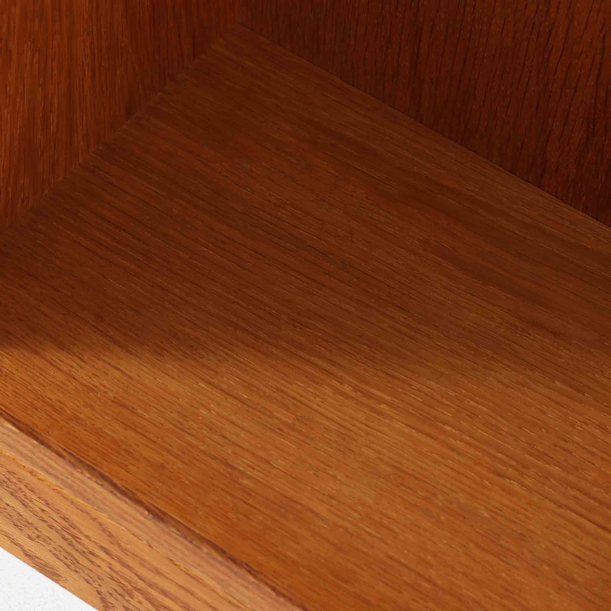 デンマークの名匠Borge MogensenがFDBのためにデザインしたオーク材のブックシェルフは、素朴ながらも洗練された造形と優れた機能性が魅力の北欧ビンテージ家具です。幅122cmのワイドな構成で、可動式の棚板を備えており、本や雑貨の収納に柔軟に対応できます。経年により深みを増したオーク材の風合いが空間に温もりを添え、実用性と美しさを兼ね備えた一台として、リビングや書斎で永くご愛用いただけます。