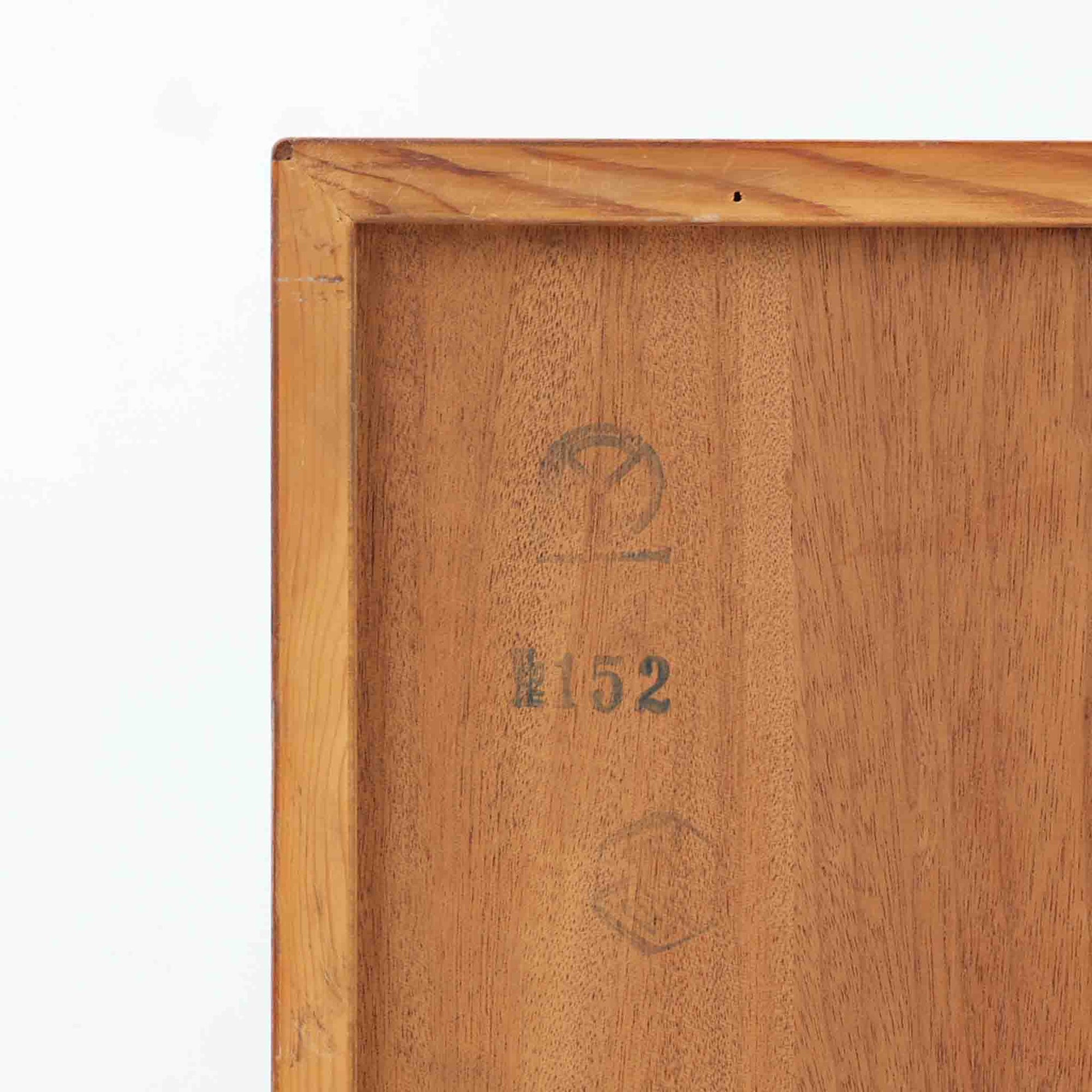 デンマークの名匠Borge MogensenがFDBのためにデザインしたオーク材のブックシェルフは、素朴ながらも洗練された造形と優れた機能性が魅力の北欧ビンテージ家具です。幅122cmのワイドな構成で、可動式の棚板を備えており、本や雑貨の収納に柔軟に対応できます。経年により深みを増したオーク材の風合いが空間に温もりを添え、実用性と美しさを兼ね備えた一台として、リビングや書斎で永くご愛用いただけます。