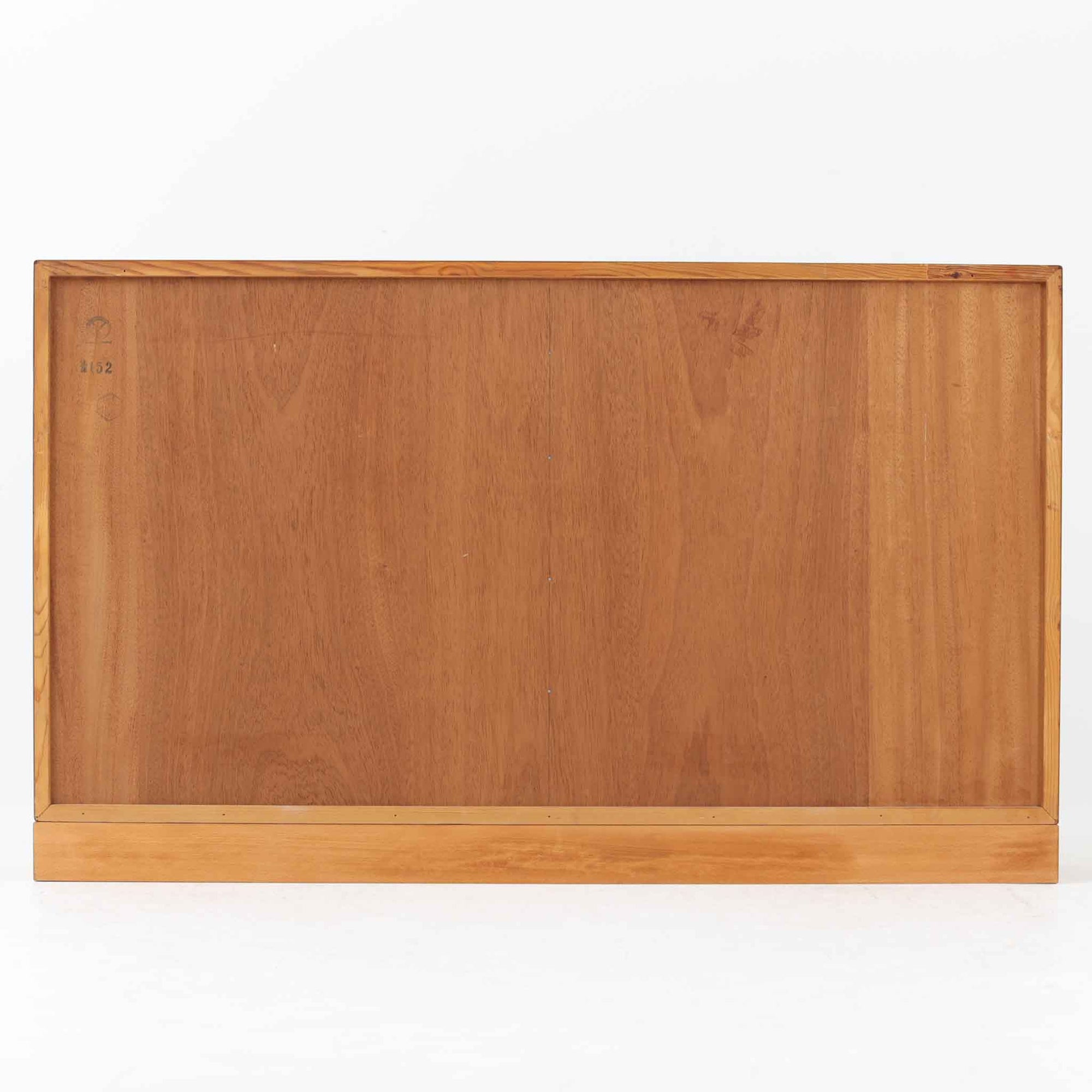 デンマークの名匠Borge MogensenがFDBのためにデザインしたオーク材のブックシェルフは、素朴ながらも洗練された造形と優れた機能性が魅力の北欧ビンテージ家具です。幅122cmのワイドな構成で、可動式の棚板を備えており、本や雑貨の収納に柔軟に対応できます。経年により深みを増したオーク材の風合いが空間に温もりを添え、実用性と美しさを兼ね備えた一台として、リビングや書斎で永くご愛用いただけます。