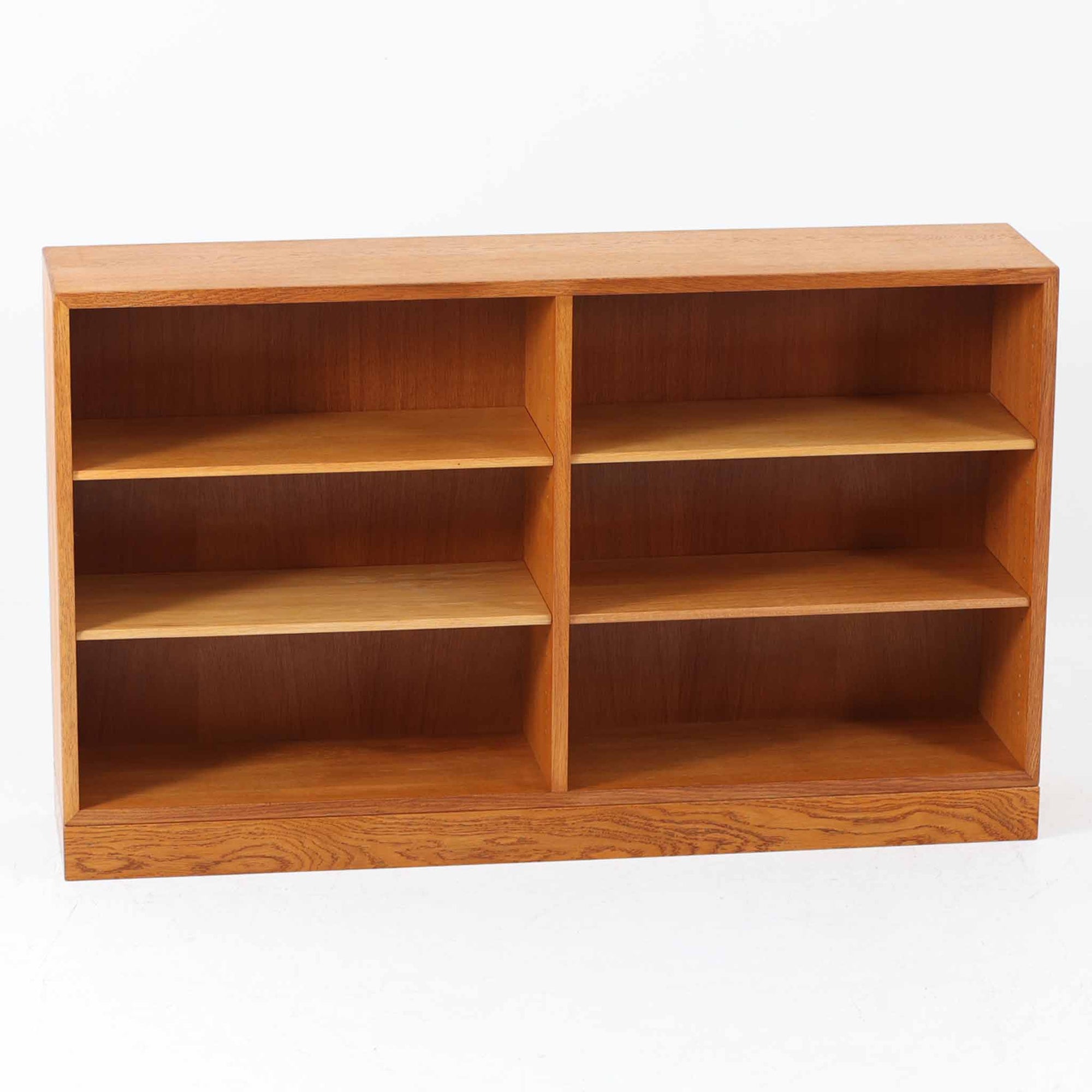 デンマークの名匠Borge MogensenがFDBのためにデザインしたオーク材のブックシェルフは、素朴ながらも洗練された造形と優れた機能性が魅力の北欧ビンテージ家具です。幅122cmのワイドな構成で、可動式の棚板を備えており、本や雑貨の収納に柔軟に対応できます。経年により深みを増したオーク材の風合いが空間に温もりを添え、実用性と美しさを兼ね備えた一台として、リビングや書斎で永くご愛用いただけます。