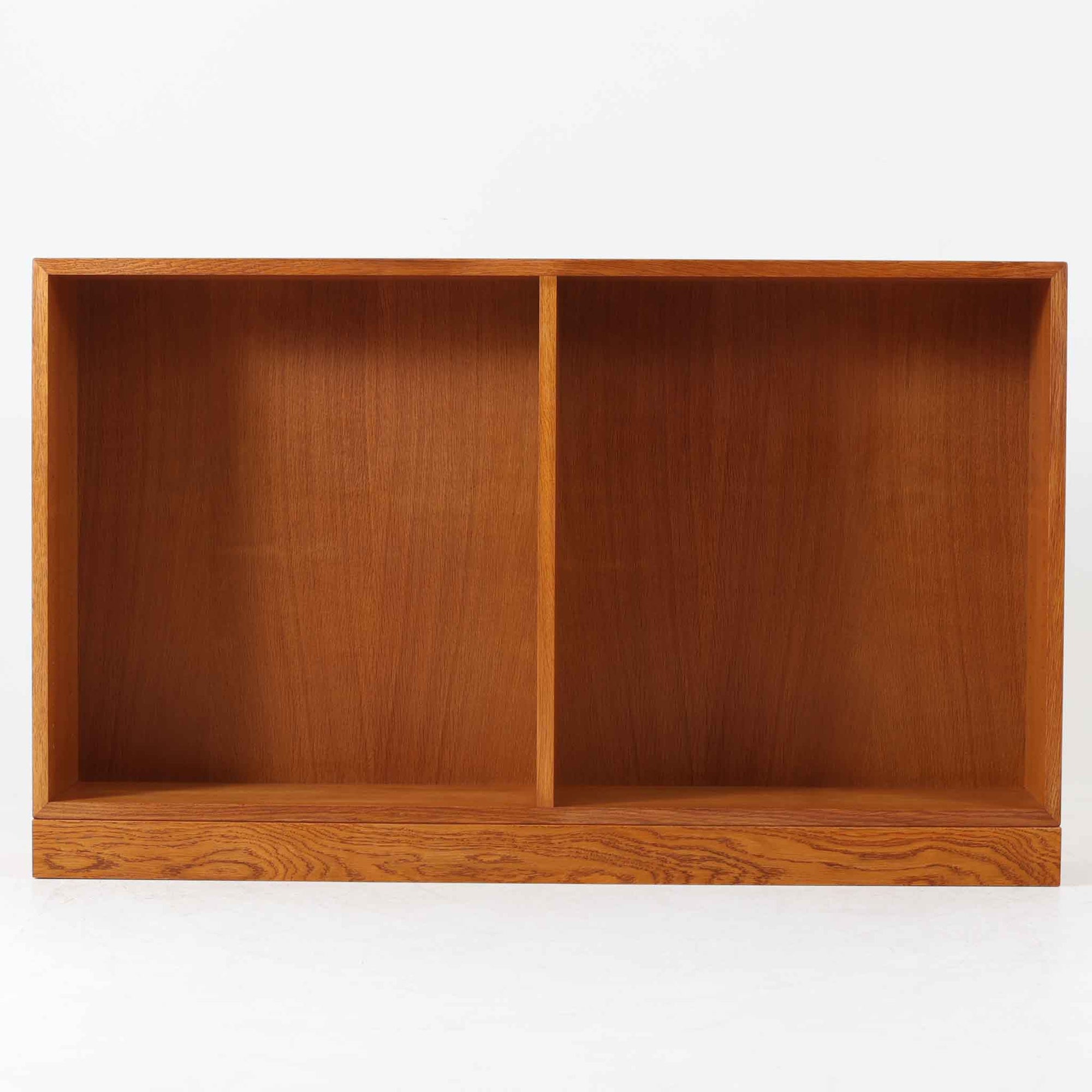 デンマークの名匠Borge MogensenがFDBのためにデザインしたオーク材のブックシェルフは、素朴ながらも洗練された造形と優れた機能性が魅力の北欧ビンテージ家具です。幅122cmのワイドな構成で、可動式の棚板を備えており、本や雑貨の収納に柔軟に対応できます。経年により深みを増したオーク材の風合いが空間に温もりを添え、実用性と美しさを兼ね備えた一台として、リビングや書斎で永くご愛用いただけます。