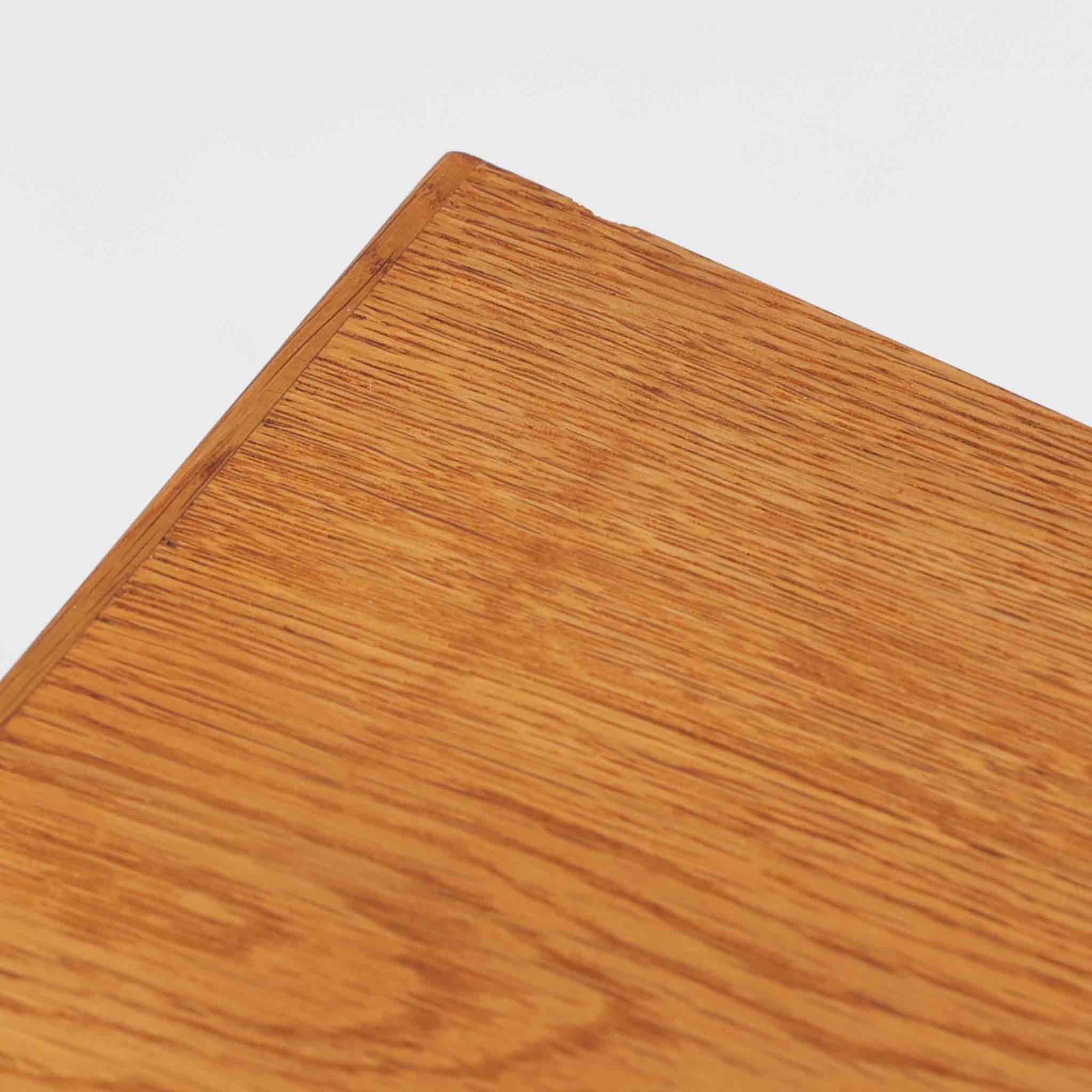 デンマークの名匠Borge MogensenがFDBのためにデザインしたオーク材のブックシェルフは、素朴ながらも洗練された造形と優れた機能性が魅力の北欧ビンテージ家具です。幅122cmのワイドな構成で、可動式の棚板を備えており、本や雑貨の収納に柔軟に対応できます。経年により深みを増したオーク材の風合いが空間に温もりを添え、実用性と美しさを兼ね備えた一台として、リビングや書斎で永くご愛用いただけます。