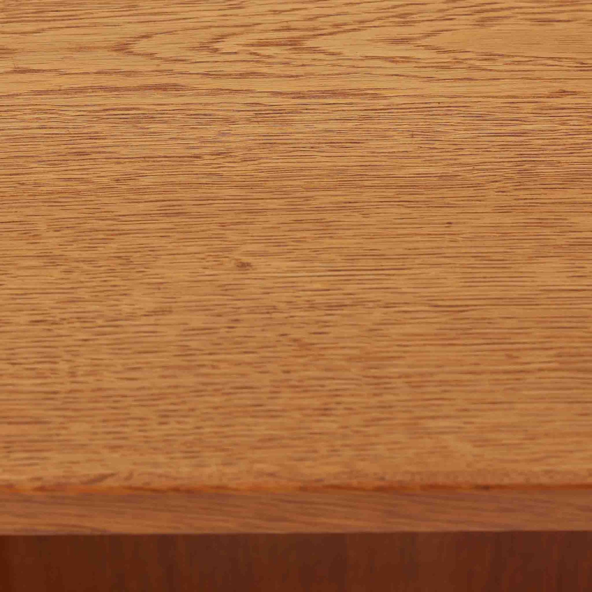 デンマークの名匠Borge MogensenがFDBのためにデザインしたオーク材のブックシェルフは、素朴ながらも洗練された造形と優れた機能性が魅力の北欧ビンテージ家具です。幅122cmのワイドな構成で、可動式の棚板を備えており、本や雑貨の収納に柔軟に対応できます。経年により深みを増したオーク材の風合いが空間に温もりを添え、実用性と美しさを兼ね備えた一台として、リビングや書斎で永くご愛用いただけます。