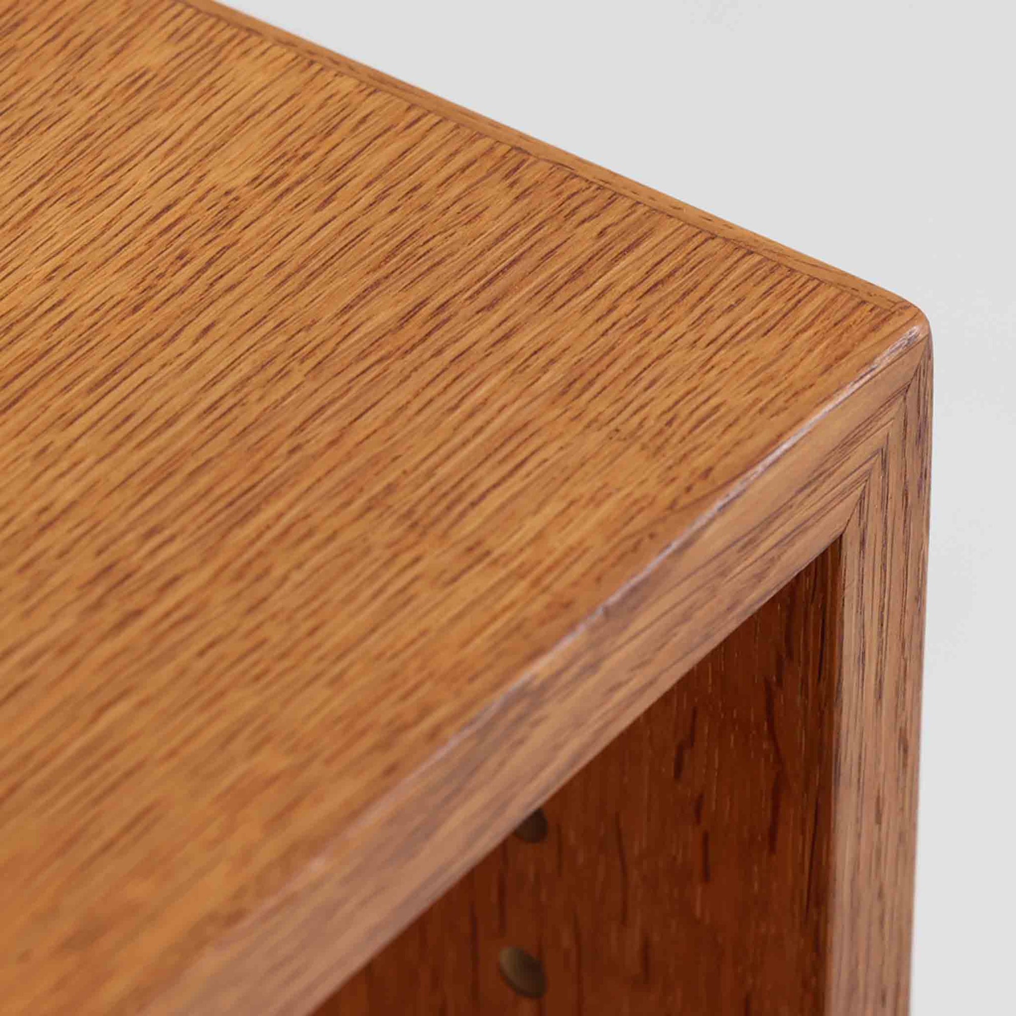 デンマークの名匠Borge MogensenがFDBのためにデザインしたオーク材のブックシェルフは、素朴ながらも洗練された造形と優れた機能性が魅力の北欧ビンテージ家具です。幅122cmのワイドな構成で、可動式の棚板を備えており、本や雑貨の収納に柔軟に対応できます。経年により深みを増したオーク材の風合いが空間に温もりを添え、実用性と美しさを兼ね備えた一台として、リビングや書斎で永くご愛用いただけます。