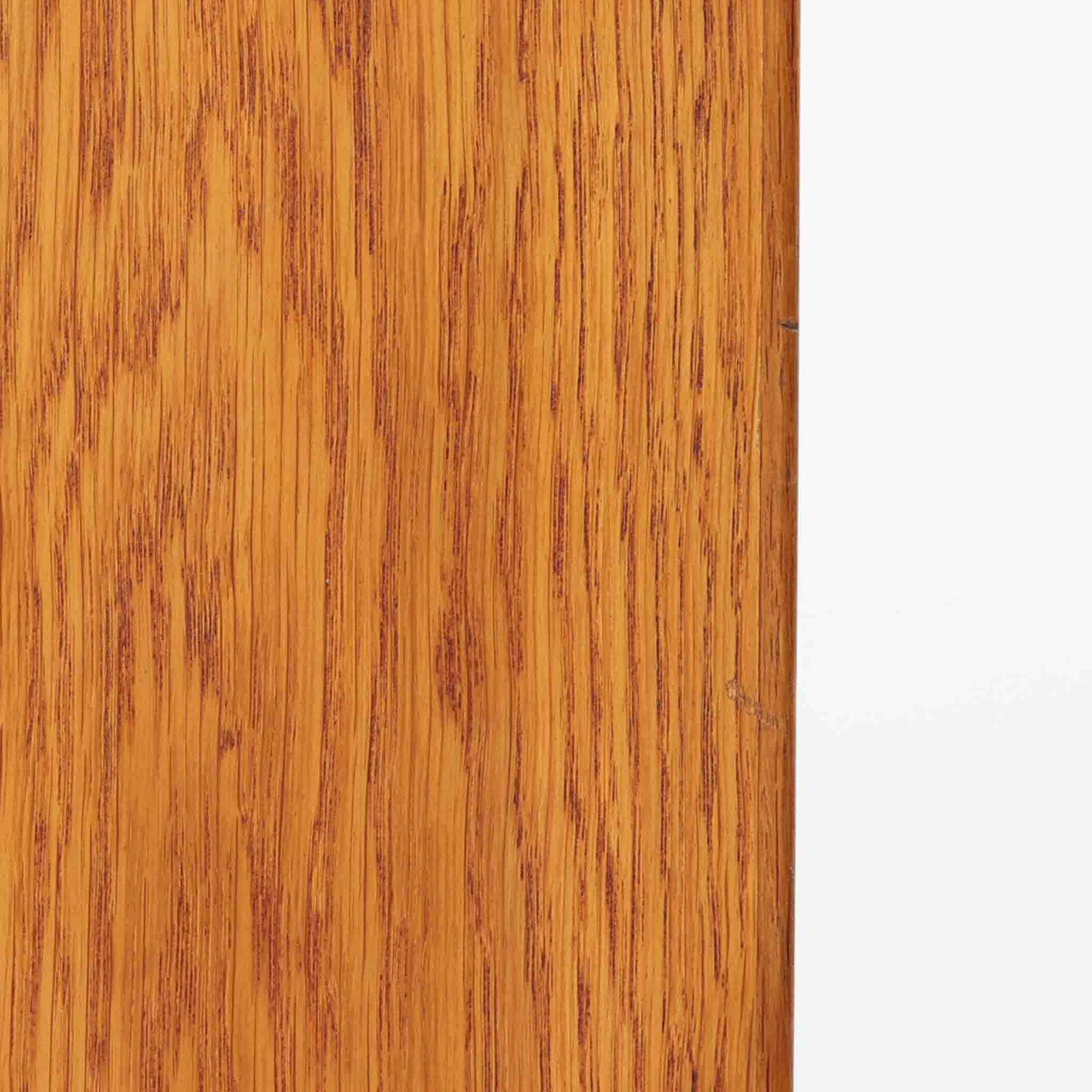 デンマークの名匠Borge MogensenがFDBのためにデザインしたオーク材のブックシェルフは、素朴ながらも洗練された造形と優れた機能性が魅力の北欧ビンテージ家具です。幅122cmのワイドな構成で、可動式の棚板を備えており、本や雑貨の収納に柔軟に対応できます。経年により深みを増したオーク材の風合いが空間に温もりを添え、実用性と美しさを兼ね備えた一台として、リビングや書斎で永くご愛用いただけます。