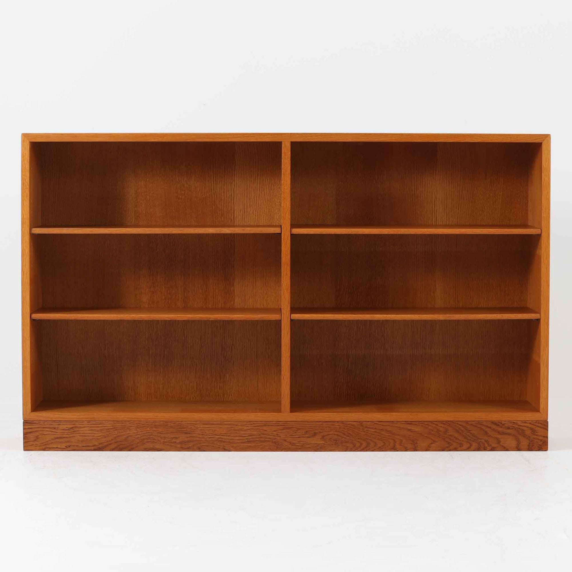 デンマークの名匠Borge MogensenがFDBのためにデザインしたオーク材のブックシェルフは、素朴ながらも洗練された造形と優れた機能性が魅力の北欧ビンテージ家具です。幅122cmのワイドな構成で、可動式の棚板を備えており、本や雑貨の収納に柔軟に対応できます。経年により深みを増したオーク材の風合いが空間に温もりを添え、実用性と美しさを兼ね備えた一台として、リビングや書斎で永くご愛用いただけます。