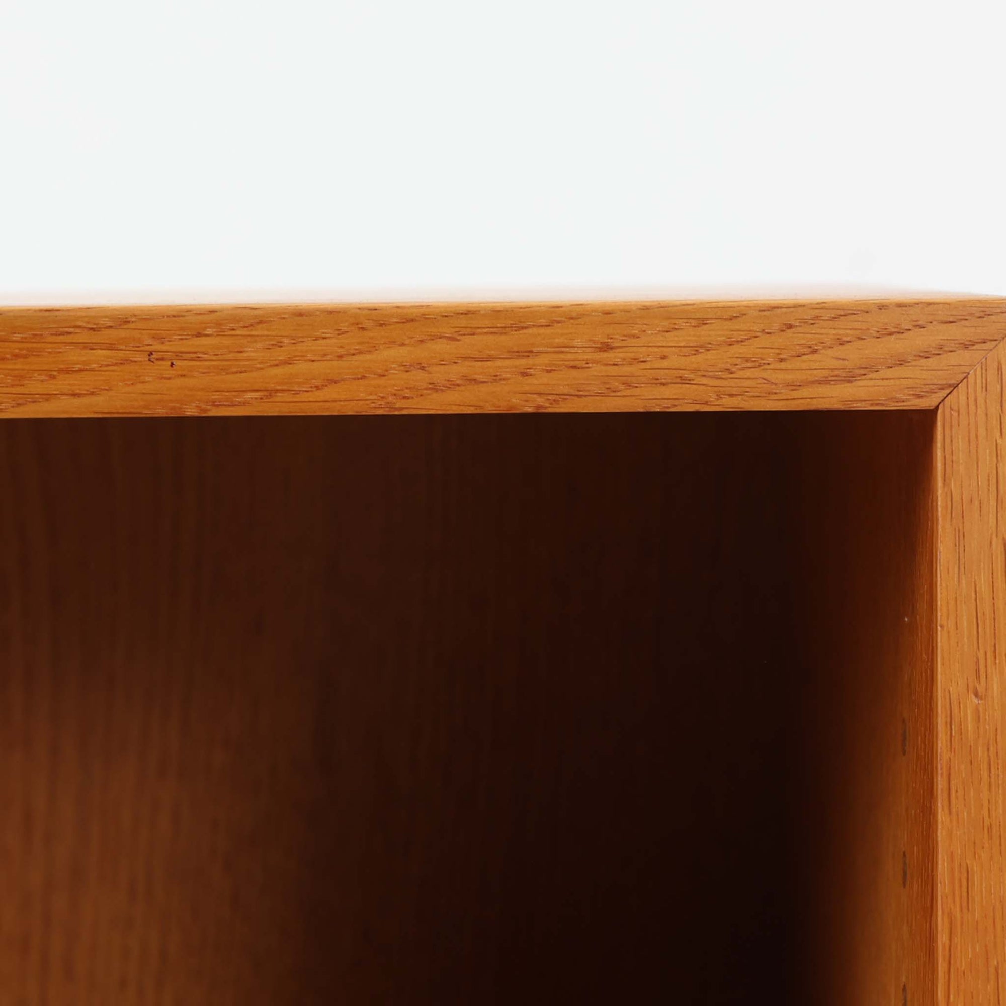 デンマークの名匠Borge MogensenがFDBのためにデザインしたオーク材のブックシェルフは、素朴ながらも洗練された造形と優れた機能性が魅力の北欧ビンテージ家具です。幅122cmのワイドな構成で、可動式の棚板を備えており、本や雑貨の収納に柔軟に対応できます。経年により深みを増したオーク材の風合いが空間に温もりを添え、実用性と美しさを兼ね備えた一台として、リビングや書斎で永くご愛用いただけます。