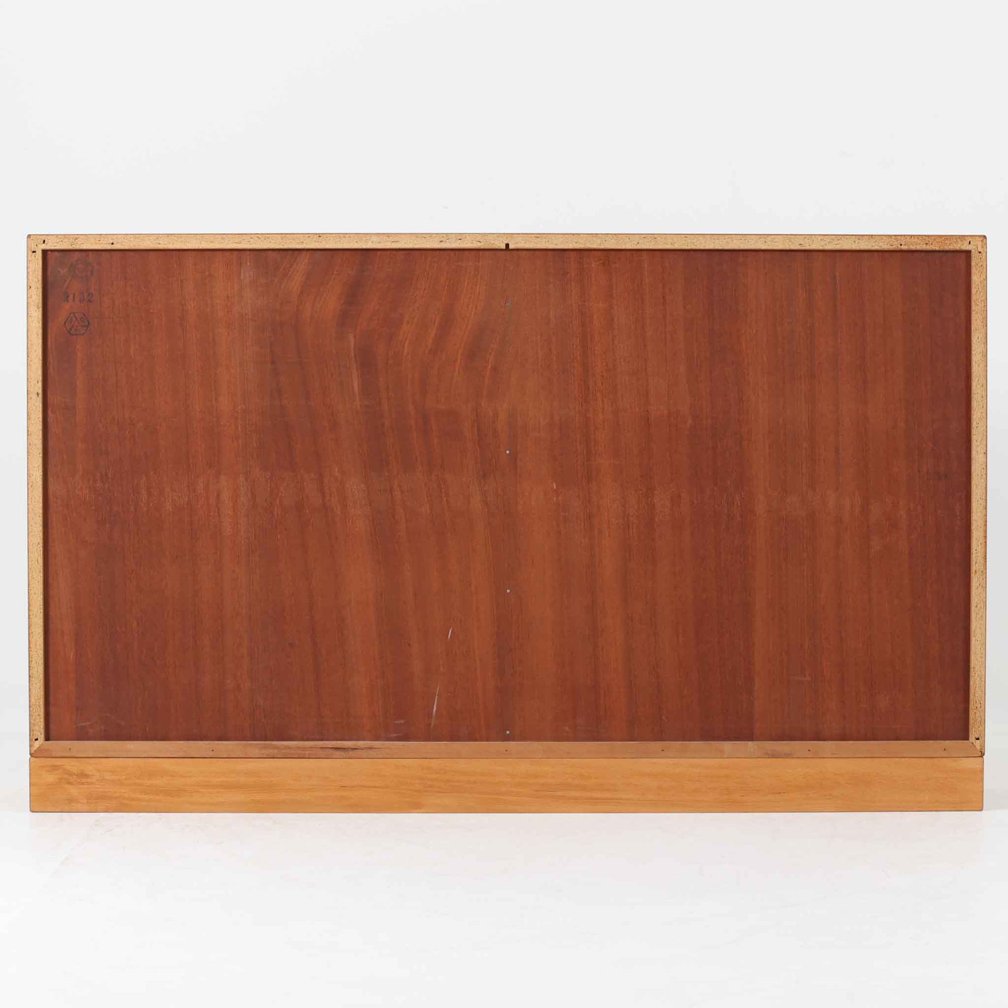 デンマークの名匠Borge MogensenがFDBのためにデザインしたオーク材のブックシェルフは、素朴ながらも洗練された造形と優れた機能性が魅力の北欧ビンテージ家具です。幅122cmのワイドな構成で、可動式の棚板を備えており、本や雑貨の収納に柔軟に対応できます。経年により深みを増したオーク材の風合いが空間に温もりを添え、実用性と美しさを兼ね備えた一台として、リビングや書斎で永くご愛用いただけます。