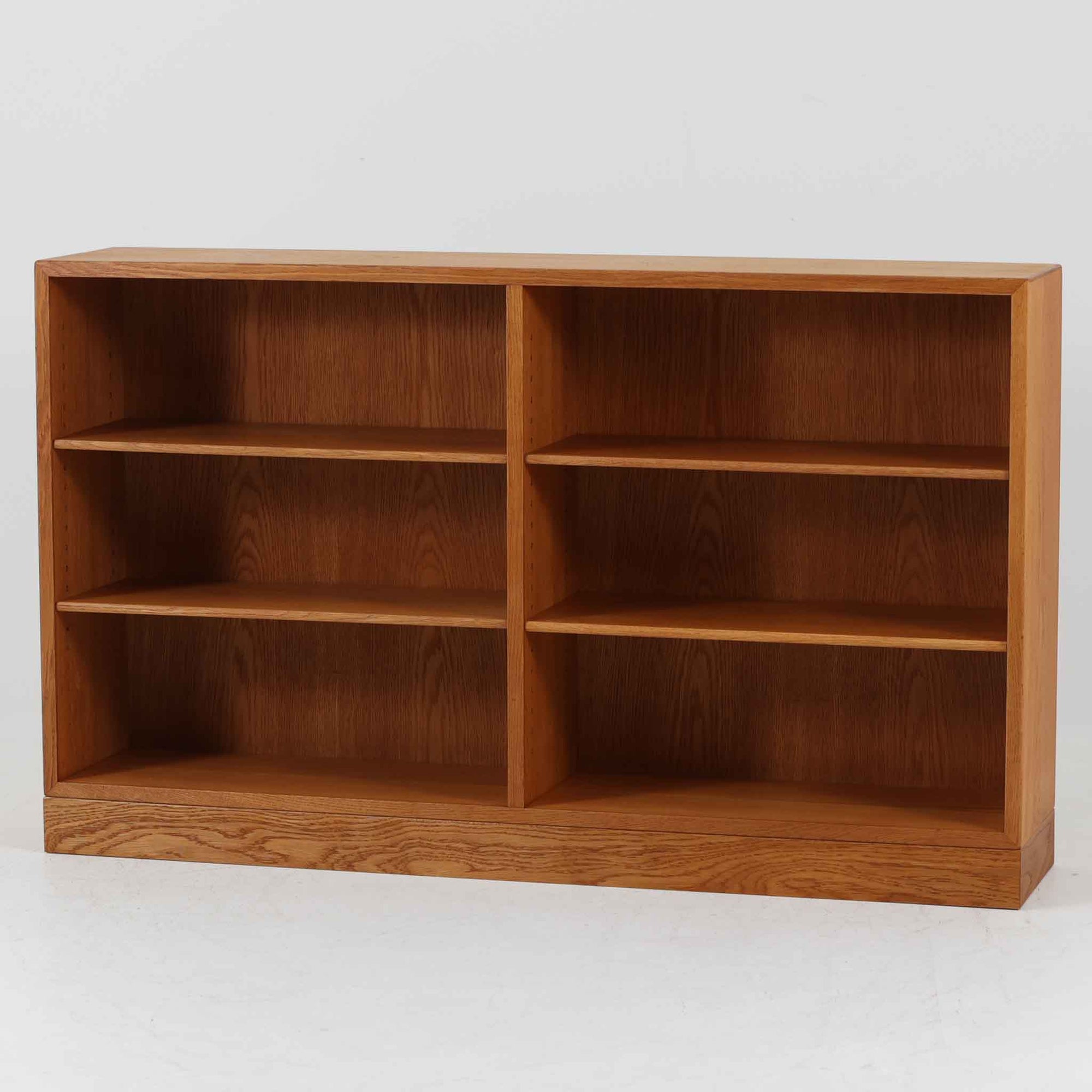 デンマークの名匠Borge MogensenがFDBのためにデザインしたオーク材のブックシェルフは、素朴ながらも洗練された造形と優れた機能性が魅力の北欧ビンテージ家具です。幅122cmのワイドな構成で、可動式の棚板を備えており、本や雑貨の収納に柔軟に対応できます。経年により深みを増したオーク材の風合いが空間に温もりを添え、実用性と美しさを兼ね備えた一台として、リビングや書斎で永くご愛用いただけます。