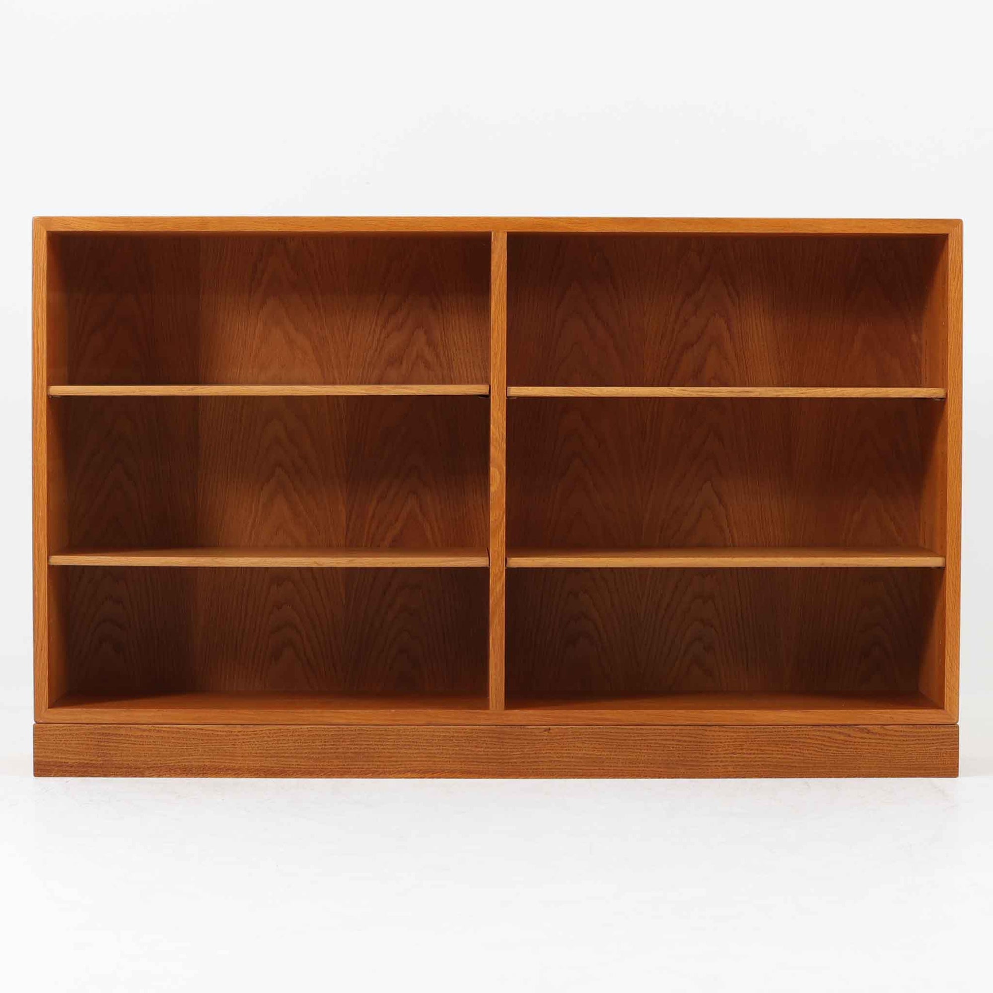 デンマークの名匠Borge MogensenがFDBのためにデザインしたオーク材のブックシェルフは、素朴ながらも洗練された造形と優れた機能性が魅力の北欧ビンテージ家具です。幅122cmのワイドな構成で、可動式の棚板を備えており、本や雑貨の収納に柔軟に対応できます。経年により深みを増したオーク材の風合いが空間に温もりを添え、実用性と美しさを兼ね備えた一台として、リビングや書斎で永くご愛用いただけます。