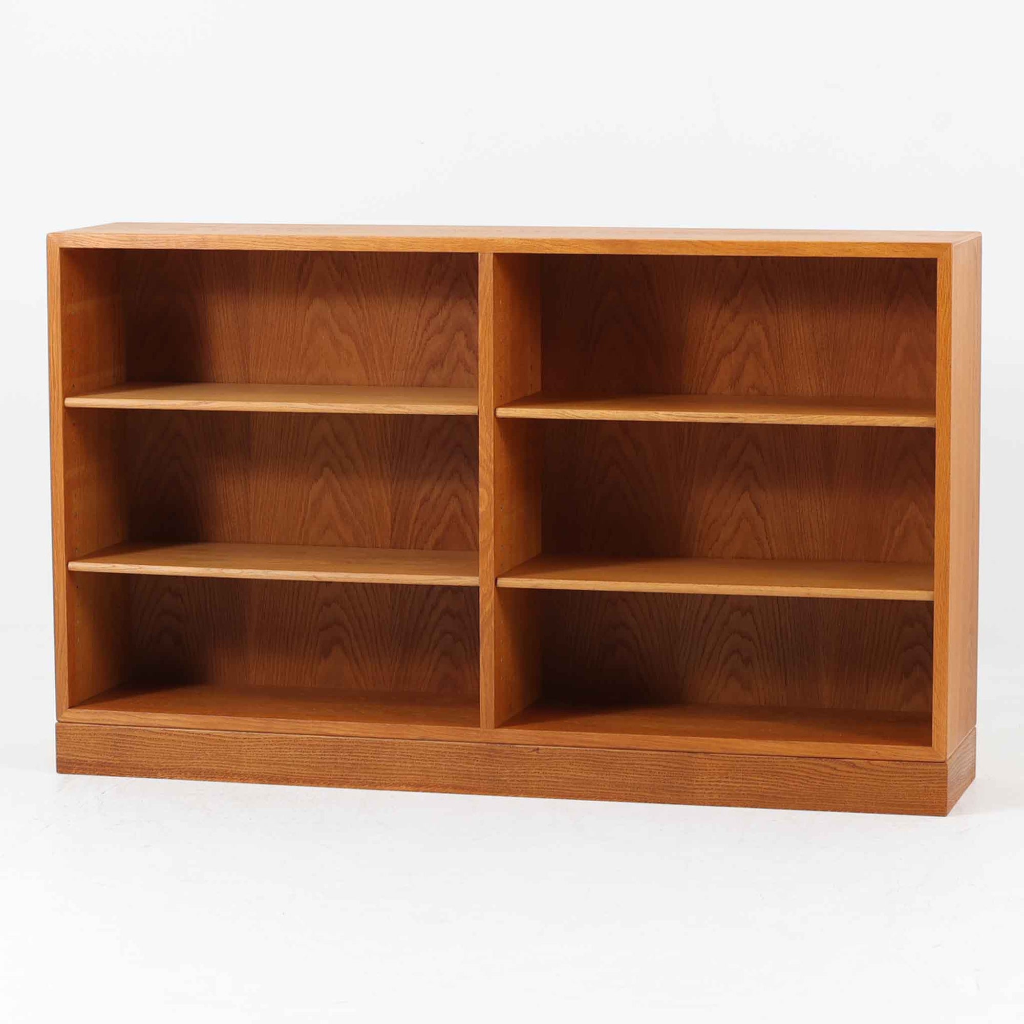 デンマークの名匠Borge MogensenがFDBのためにデザインしたオーク材のブックシェルフは、素朴ながらも洗練された造形と優れた機能性が魅力の北欧ビンテージ家具です。幅122cmのワイドな構成で、可動式の棚板を備えており、本や雑貨の収納に柔軟に対応できます。経年により深みを増したオーク材の風合いが空間に温もりを添え、実用性と美しさを兼ね備えた一台として、リビングや書斎で永くご愛用いただけます。