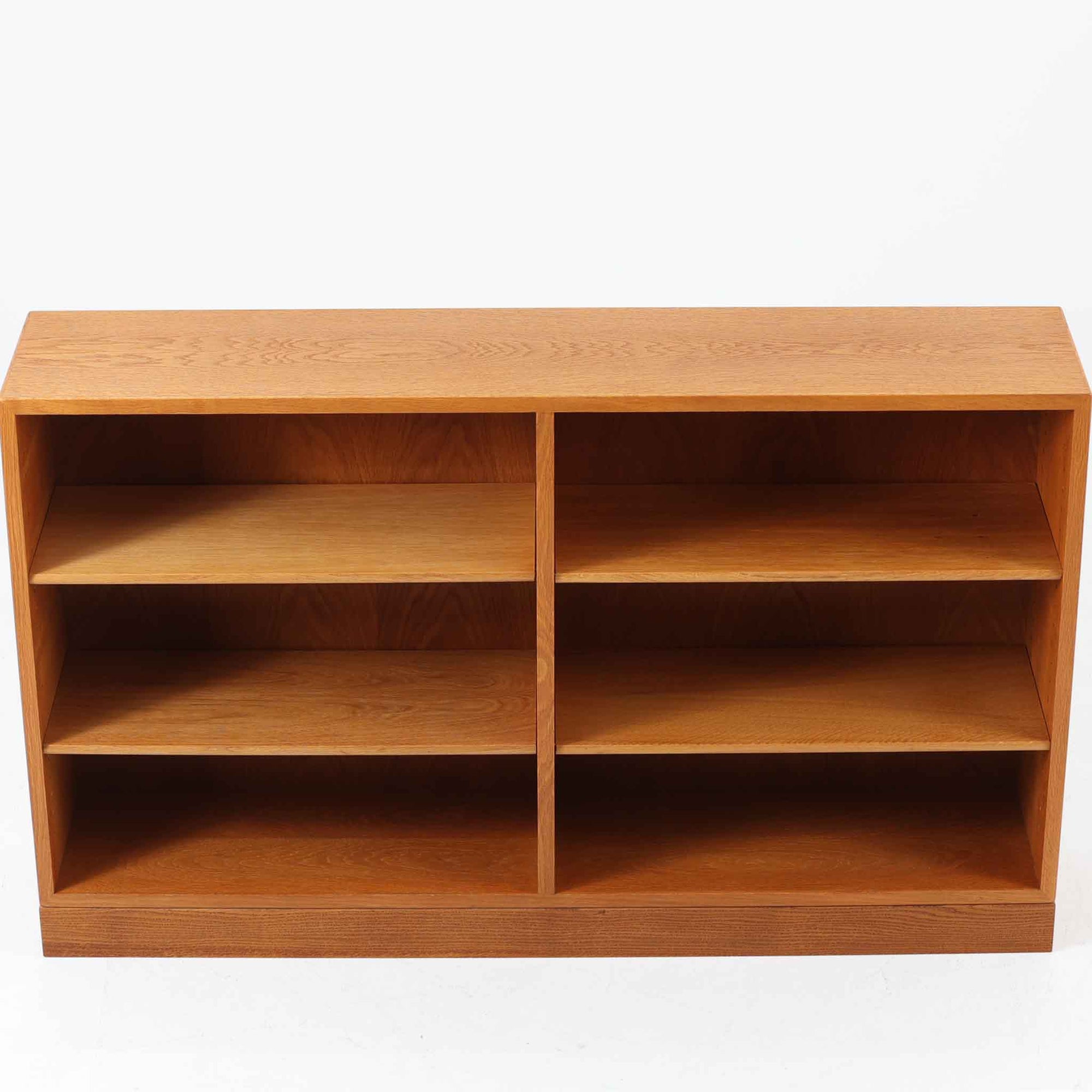 デンマークの名匠Borge MogensenがFDBのためにデザインしたオーク材のブックシェルフは、素朴ながらも洗練された造形と優れた機能性が魅力の北欧ビンテージ家具です。幅122cmのワイドな構成で、可動式の棚板を備えており、本や雑貨の収納に柔軟に対応できます。経年により深みを増したオーク材の風合いが空間に温もりを添え、実用性と美しさを兼ね備えた一台として、リビングや書斎で永くご愛用いただけます。