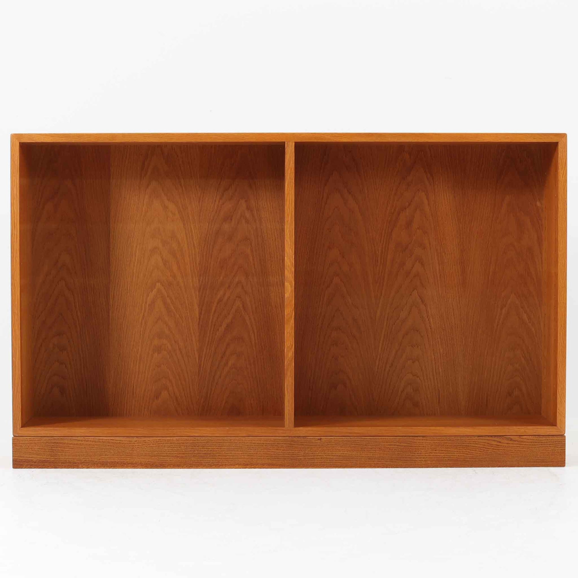 デンマークの名匠Borge MogensenがFDBのためにデザインしたオーク材のブックシェルフは、素朴ながらも洗練された造形と優れた機能性が魅力の北欧ビンテージ家具です。幅122cmのワイドな構成で、可動式の棚板を備えており、本や雑貨の収納に柔軟に対応できます。経年により深みを増したオーク材の風合いが空間に温もりを添え、実用性と美しさを兼ね備えた一台として、リビングや書斎で永くご愛用いただけます。