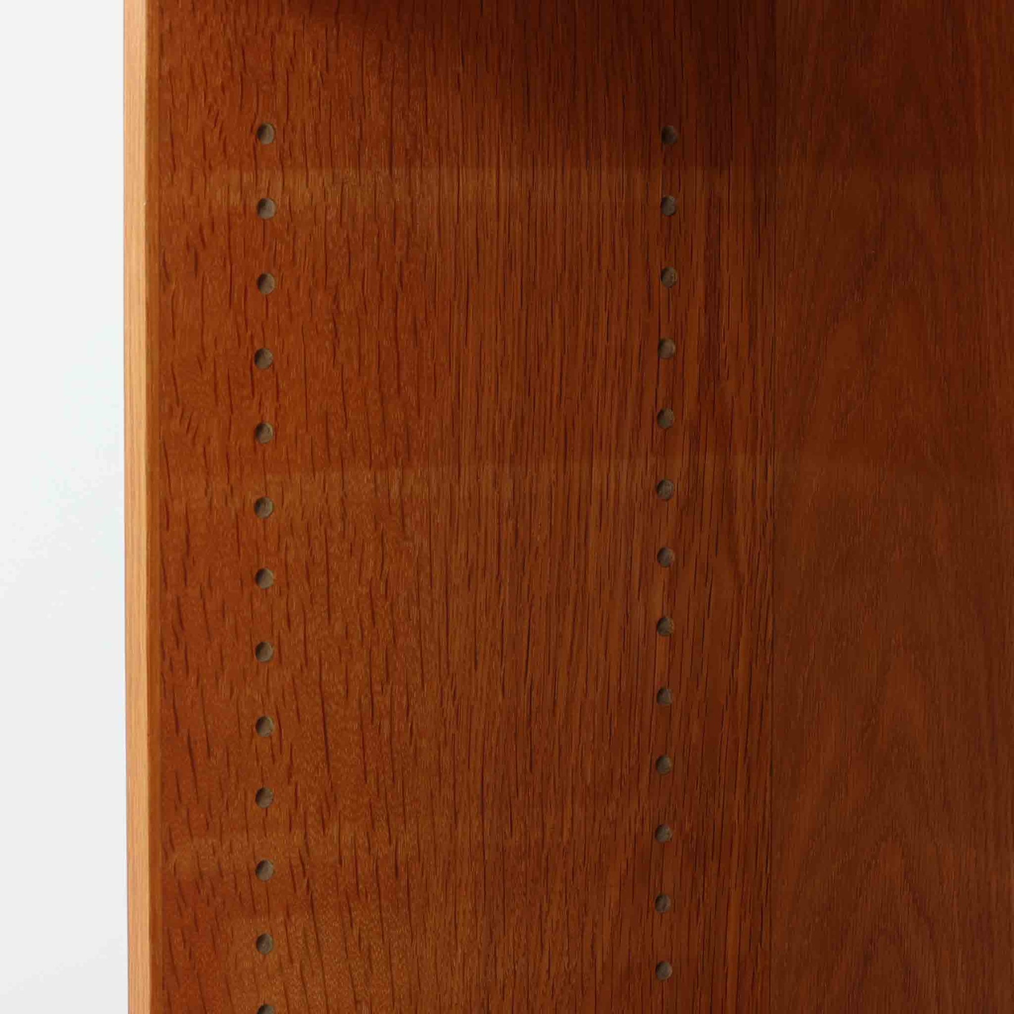 デンマークの名匠Borge MogensenがFDBのためにデザインしたオーク材のブックシェルフは、素朴ながらも洗練された造形と優れた機能性が魅力の北欧ビンテージ家具です。幅122cmのワイドな構成で、可動式の棚板を備えており、本や雑貨の収納に柔軟に対応できます。経年により深みを増したオーク材の風合いが空間に温もりを添え、実用性と美しさを兼ね備えた一台として、リビングや書斎で永くご愛用いただけます。