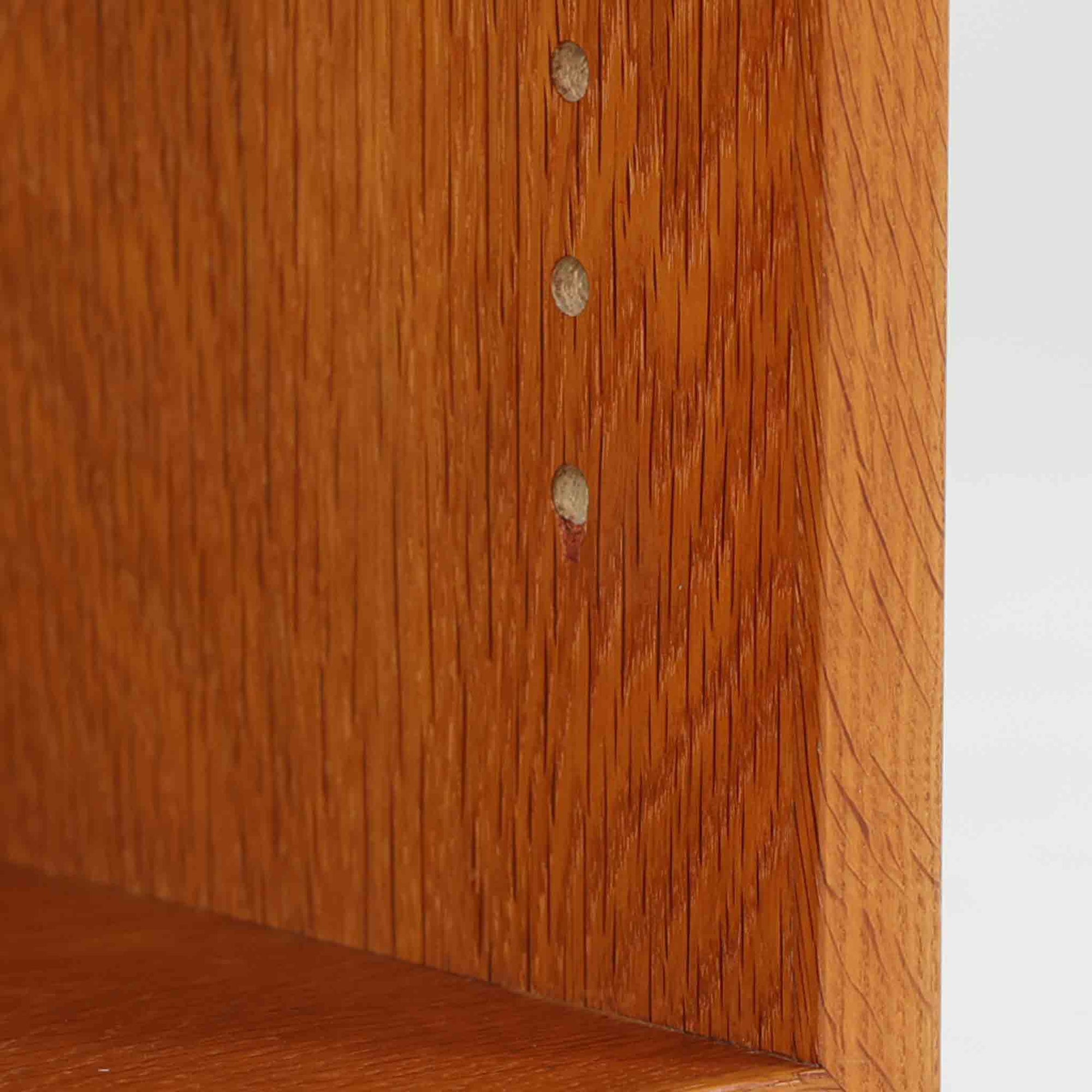 デンマークの名匠Borge MogensenがFDBのためにデザインしたオーク材のブックシェルフは、素朴ながらも洗練された造形と優れた機能性が魅力の北欧ビンテージ家具です。幅122cmのワイドな構成で、可動式の棚板を備えており、本や雑貨の収納に柔軟に対応できます。経年により深みを増したオーク材の風合いが空間に温もりを添え、実用性と美しさを兼ね備えた一台として、リビングや書斎で永くご愛用いただけます。