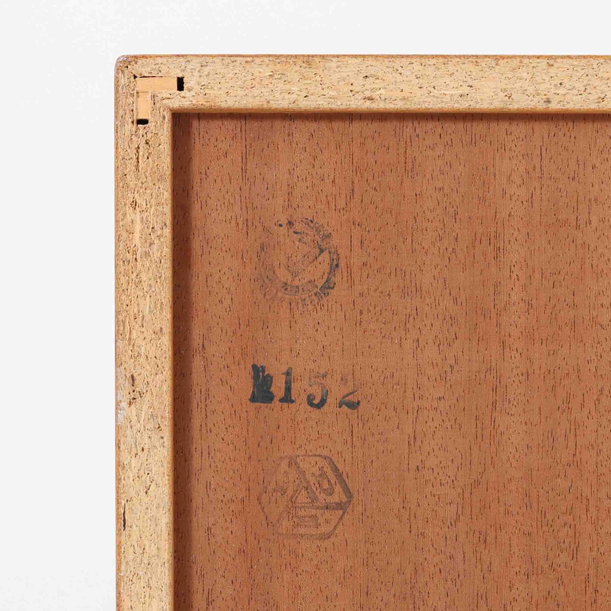 デンマークの名匠Borge MogensenがFDBのためにデザインしたオーク材のブックシェルフは、素朴ながらも洗練された造形と優れた機能性が魅力の北欧ビンテージ家具です。幅122cmのワイドな構成で、可動式の棚板を備えており、本や雑貨の収納に柔軟に対応できます。経年により深みを増したオーク材の風合いが空間に温もりを添え、実用性と美しさを兼ね備えた一台として、リビングや書斎で永くご愛用いただけます。