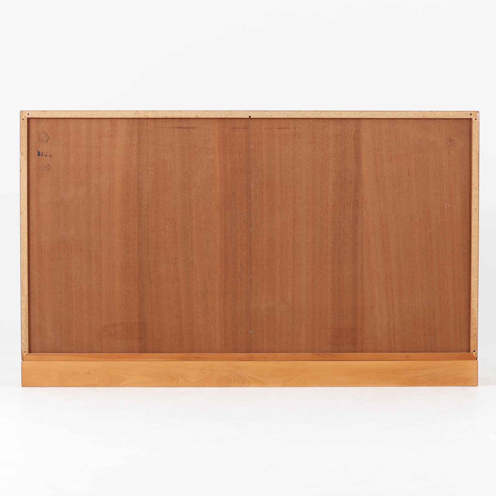 デンマークの名匠Borge MogensenがFDBのためにデザインしたオーク材のブックシェルフは、素朴ながらも洗練された造形と優れた機能性が魅力の北欧ビンテージ家具です。幅122cmのワイドな構成で、可動式の棚板を備えており、本や雑貨の収納に柔軟に対応できます。経年により深みを増したオーク材の風合いが空間に温もりを添え、実用性と美しさを兼ね備えた一台として、リビングや書斎で永くご愛用いただけます。