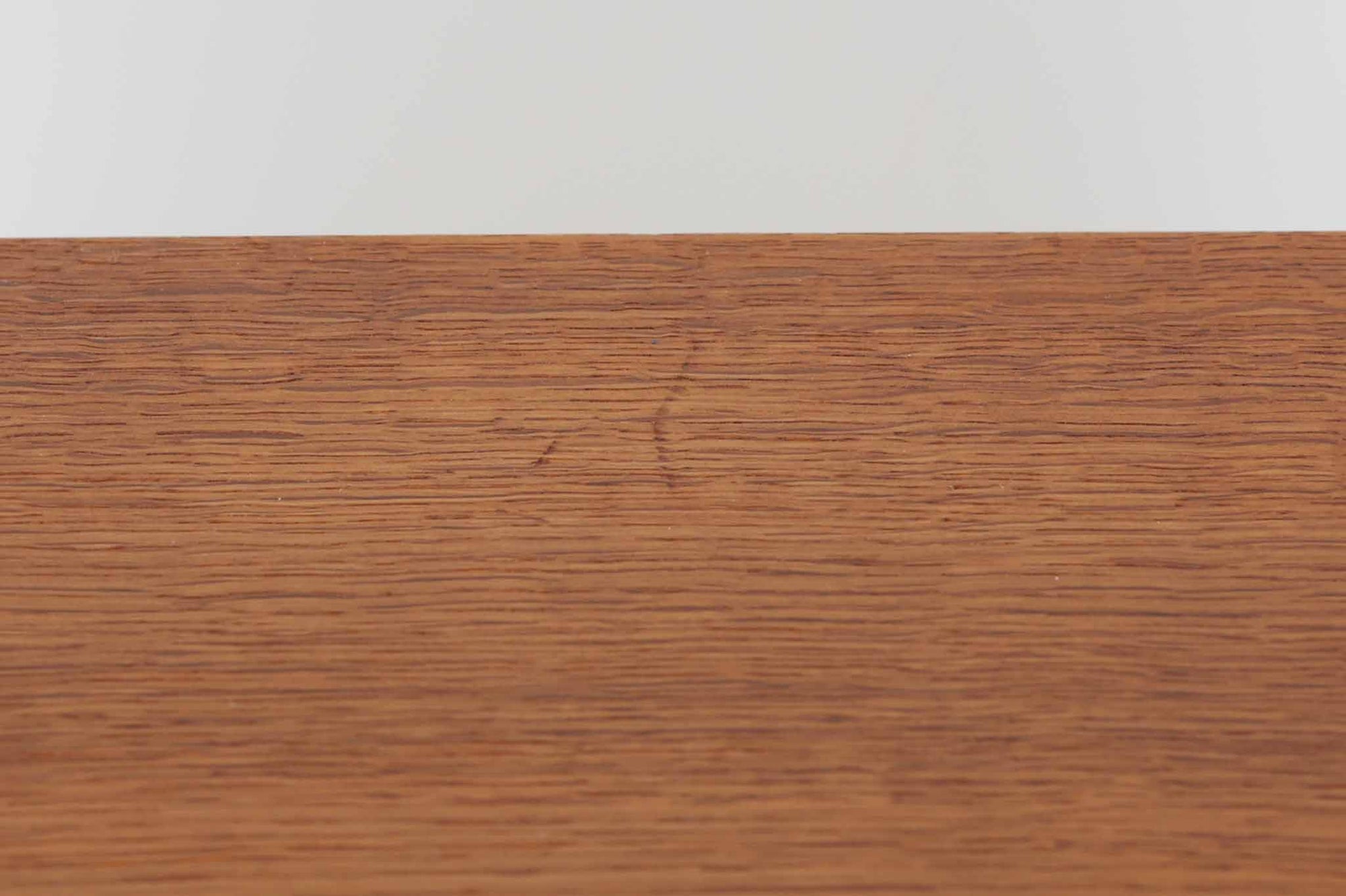 デンマークの名門FDB社より製造された、ボーエ・モーエンセンデザインのヴィンテージブックシェルフ。北欧家具の巨匠であるモーエンセンならではの機能美が際立つ、シンプルかつ実用的なデザインが特徴です。素材には温かみのあるオーク材を使用し、しっかりとした構造と美しい木目が魅力。直線的なフォルムに加え、脚部にはさりげなくデザイン性を加えた補強パーツが施され、安定感と視覚的な軽やかさを両立しています。広々とした収納スペースは書籍や雑貨の収納に最適で、シンプルながらも存在感のあるデザインはリビングや書斎、寝室など幅広い空間に調和します。FDB社のクラフトマンシップが息づく、北欧ヴィンテージの逸品をお楽しみください。脚はビンテージのオリジナル品です。