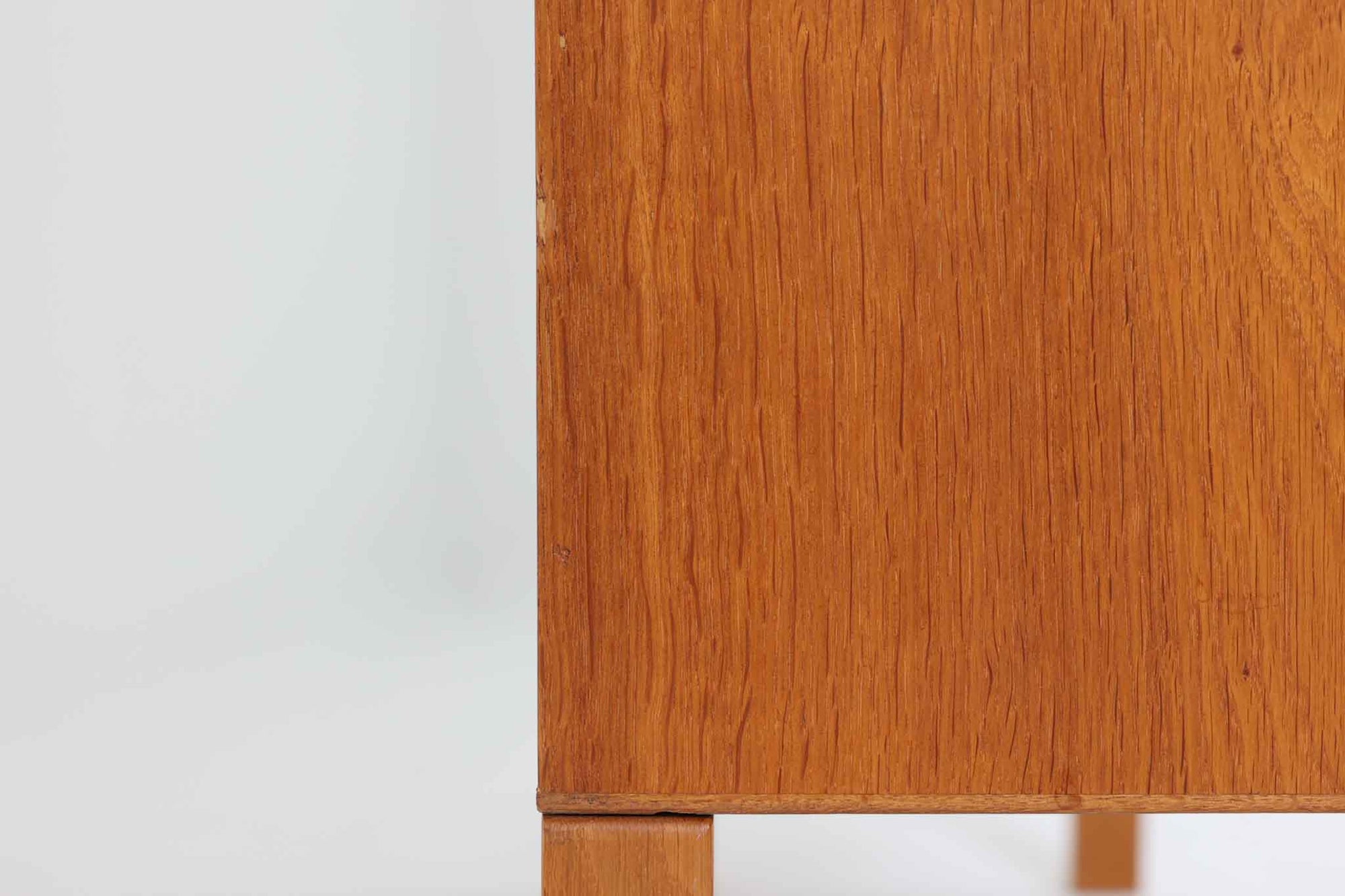 デンマークの名門FDB社より製造された、ボーエ・モーエンセンデザインのヴィンテージブックシェルフ。北欧家具の巨匠であるモーエンセンならではの機能美が際立つ、シンプルかつ実用的なデザインが特徴です。素材には温かみのあるオーク材を使用し、しっかりとした構造と美しい木目が魅力。直線的なフォルムに加え、脚部にはさりげなくデザイン性を加えた補強パーツが施され、安定感と視覚的な軽やかさを両立しています。広々とした収納スペースは書籍や雑貨の収納に最適で、シンプルながらも存在感のあるデザインはリビングや書斎、寝室など幅広い空間に調和します。FDB社のクラフトマンシップが息づく、北欧ヴィンテージの逸品をお楽しみください。脚はビンテージのオリジナル品です。