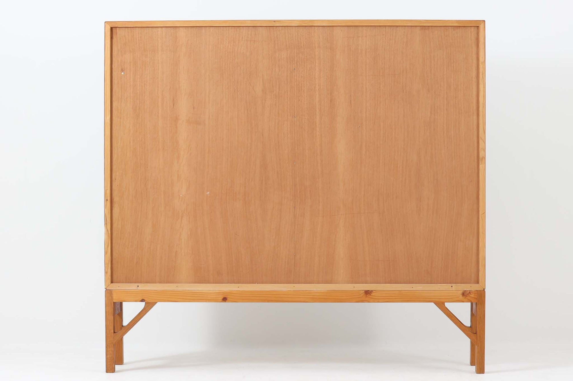 デンマークの名門FDB社より製造された、ボーエ・モーエンセンデザインのヴィンテージブックシェルフ。北欧家具の巨匠であるモーエンセンならではの機能美が際立つ、シンプルかつ実用的なデザインが特徴です。素材には温かみのあるオーク材を使用し、しっかりとした構造と美しい木目が魅力。直線的なフォルムに加え、脚部にはさりげなくデザイン性を加えた補強パーツが施され、安定感と視覚的な軽やかさを両立しています。広々とした収納スペースは書籍や雑貨の収納に最適で、シンプルながらも存在感のあるデザインはリビングや書斎、寝室など幅広い空間に調和します。FDB社のクラフトマンシップが息づく、北欧ヴィンテージの逸品をお楽しみください。脚はビンテージのオリジナル品です。