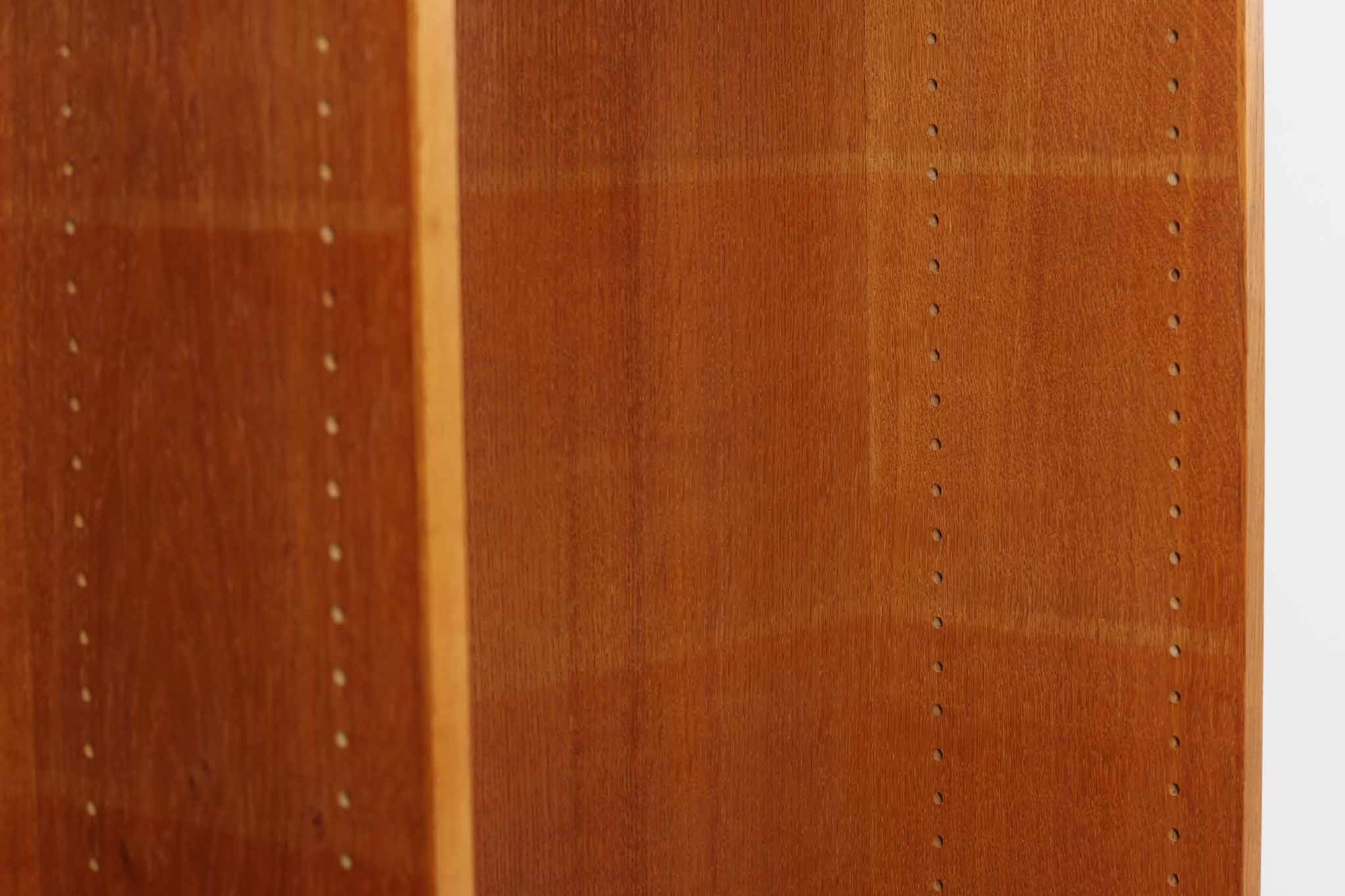 デンマークの名門FDB社より製造された、ボーエ・モーエンセンデザインのヴィンテージブックシェルフ。北欧家具の巨匠であるモーエンセンならではの機能美が際立つ、シンプルかつ実用的なデザインが特徴です。素材には温かみのあるオーク材を使用し、しっかりとした構造と美しい木目が魅力。直線的なフォルムに加え、脚部にはさりげなくデザイン性を加えた補強パーツが施され、安定感と視覚的な軽やかさを両立しています。広々とした収納スペースは書籍や雑貨の収納に最適で、シンプルながらも存在感のあるデザインはリビングや書斎、寝室など幅広い空間に調和します。FDB社のクラフトマンシップが息づく、北欧ヴィンテージの逸品をお楽しみください。脚はビンテージのオリジナル品です。