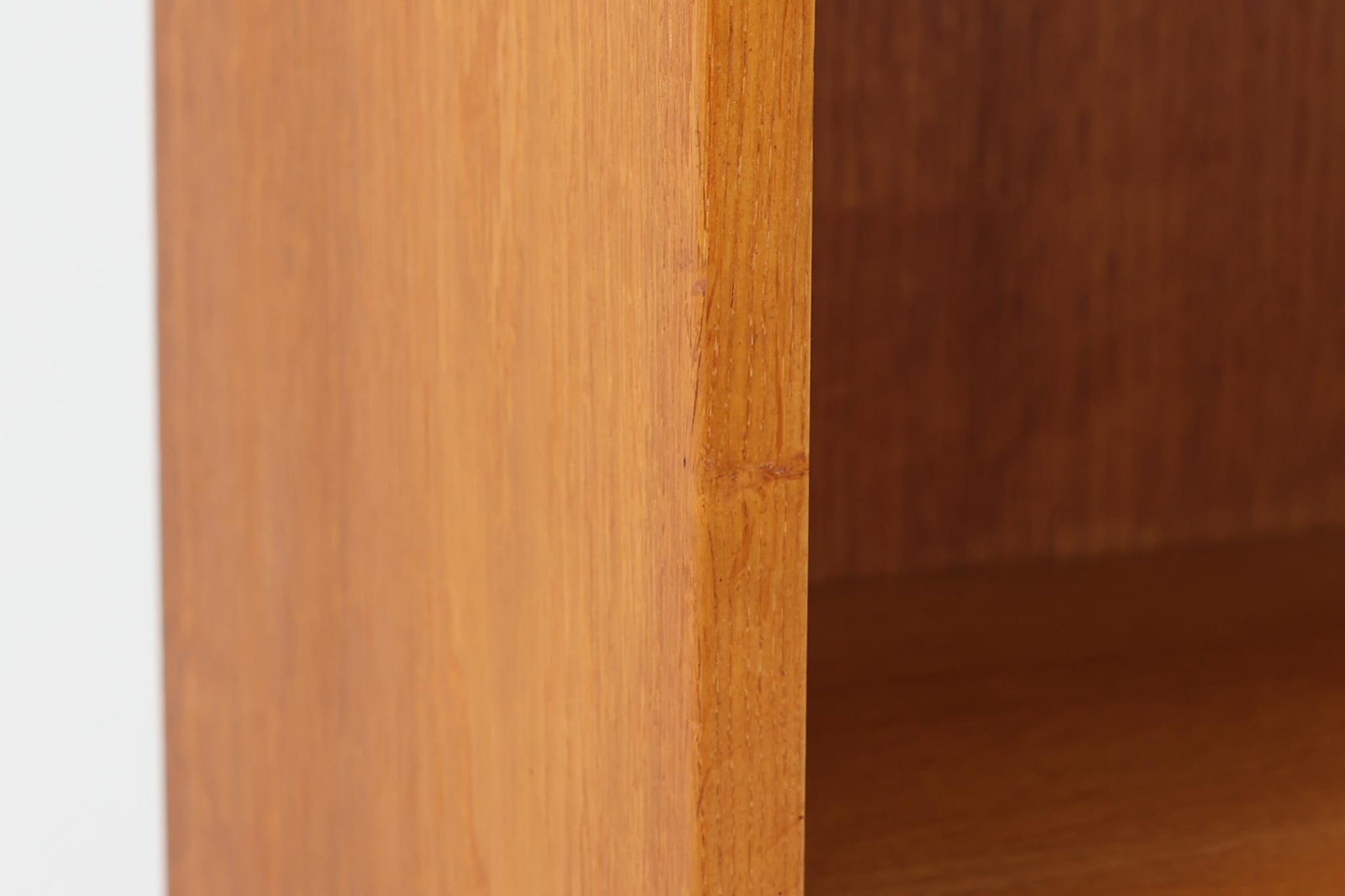 デンマークの名門FDB社より製造された、ボーエ・モーエンセンデザインのヴィンテージブックシェルフ。北欧家具の巨匠であるモーエンセンならではの機能美が際立つ、シンプルかつ実用的なデザインが特徴です。素材には温かみのあるオーク材を使用し、しっかりとした構造と美しい木目が魅力。直線的なフォルムに加え、脚部にはさりげなくデザイン性を加えた補強パーツが施され、安定感と視覚的な軽やかさを両立しています。広々とした収納スペースは書籍や雑貨の収納に最適で、シンプルながらも存在感のあるデザインはリビングや書斎、寝室など幅広い空間に調和します。FDB社のクラフトマンシップが息づく、北欧ヴィンテージの逸品をお楽しみください。脚はビンテージのオリジナル品です。