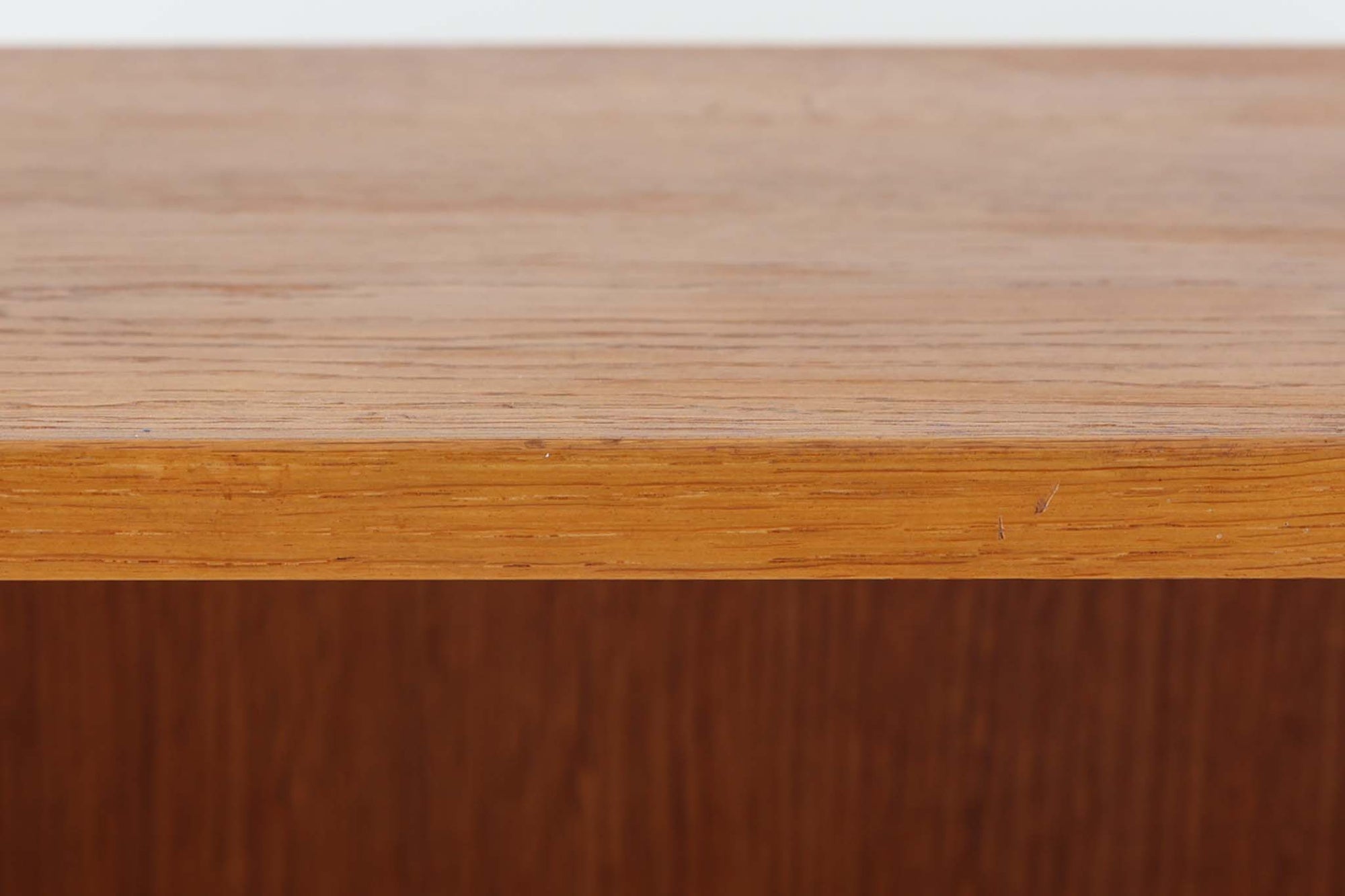 デンマークの名門FDB社より製造された、ボーエ・モーエンセンデザインのヴィンテージブックシェルフ。北欧家具の巨匠であるモーエンセンならではの機能美が際立つ、シンプルかつ実用的なデザインが特徴です。素材には温かみのあるオーク材を使用し、しっかりとした構造と美しい木目が魅力。直線的なフォルムに加え、脚部にはさりげなくデザイン性を加えた補強パーツが施され、安定感と視覚的な軽やかさを両立しています。広々とした収納スペースは書籍や雑貨の収納に最適で、シンプルながらも存在感のあるデザインはリビングや書斎、寝室など幅広い空間に調和します。FDB社のクラフトマンシップが息づく、北欧ヴィンテージの逸品をお楽しみください。脚はビンテージのオリジナル品です。