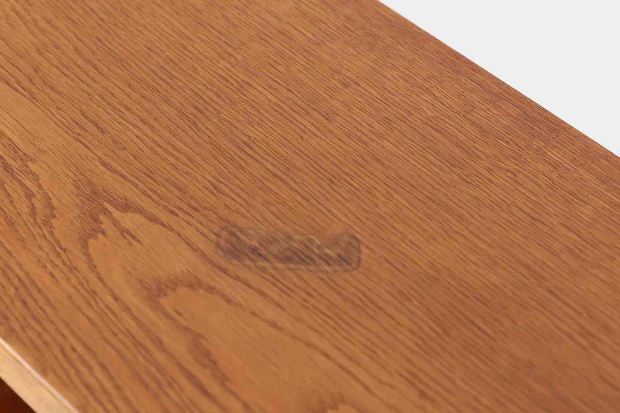 デンマークの名門FDB社より製造された、ボーエ・モーエンセンデザインのヴィンテージブックシェルフ。北欧家具の巨匠であるモーエンセンならではの機能美が際立つ、シンプルかつ実用的なデザインが特徴です。素材には温かみのあるオーク材を使用し、しっかりとした構造と美しい木目が魅力。直線的なフォルムに加え、脚部にはさりげなくデザイン性を加えた補強パーツが施され、安定感と視覚的な軽やかさを両立しています。広々とした収納スペースは書籍や雑貨の収納に最適で、シンプルながらも存在感のあるデザインはリビングや書斎、寝室など幅広い空間に調和します。FDB社のクラフトマンシップが息づく、北欧ヴィンテージの逸品をお楽しみください。脚はビンテージのオリジナル品です。