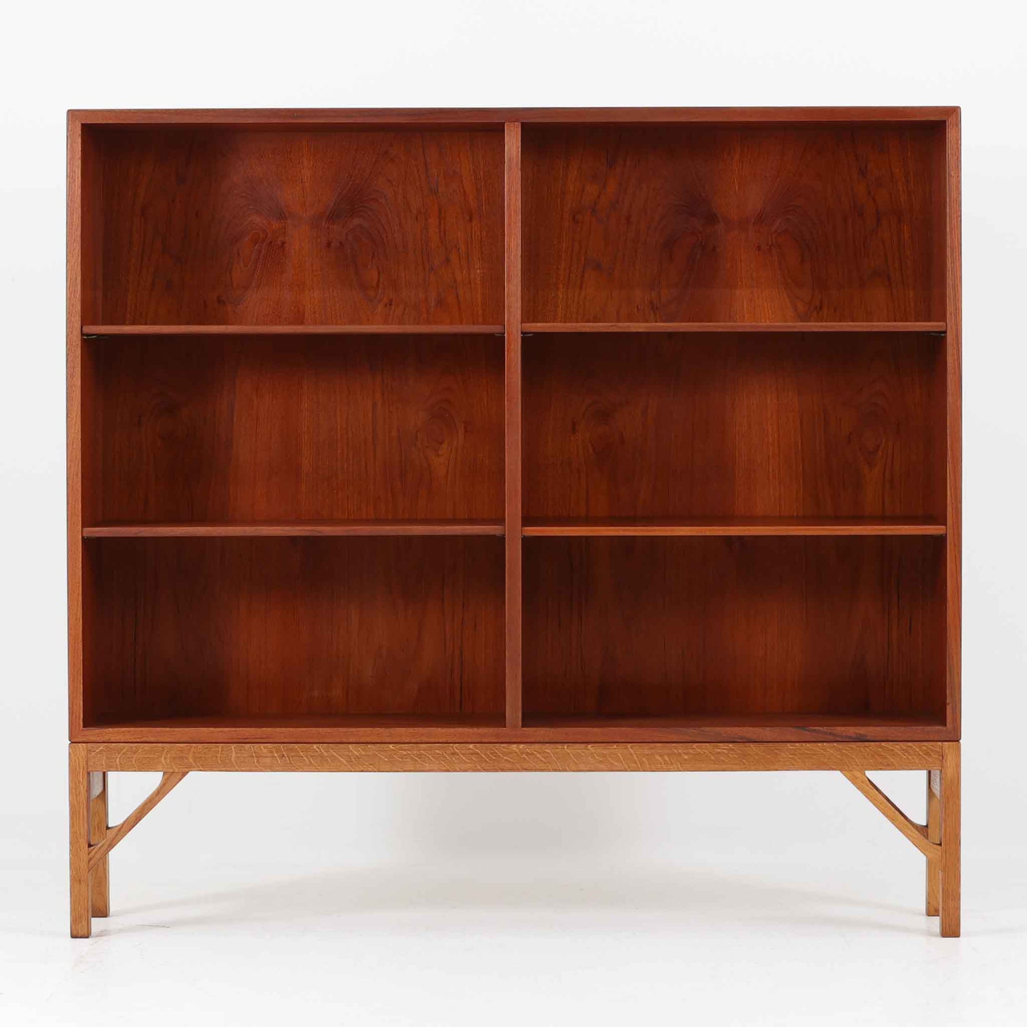 デンマークの名門FDB社より製造された、ボーエ・モーエンセンデザインのヴィンテージブックシェルフ。北欧家具の巨匠であるモーエンセンならではの機能美が際立つ、シンプルかつ実用的なデザインが特徴です。素材には温かみのあるオーク材を使用し、しっかりとした構造と美しい木目が魅力。直線的なフォルムに加え、脚部にはさりげなくデザイン性を加えた補強パーツが施され、安定感と視覚的な軽やかさを両立しています。広々とした収納スペースは書籍や雑貨の収納に最適で、シンプルながらも存在感のあるデザインはリビングや書斎、寝室など幅広い空間に調和します。FDB社のクラフトマンシップが息づく、北欧ヴィンテージの逸品をお楽しみください。脚はビンテージのオリジナル品です。