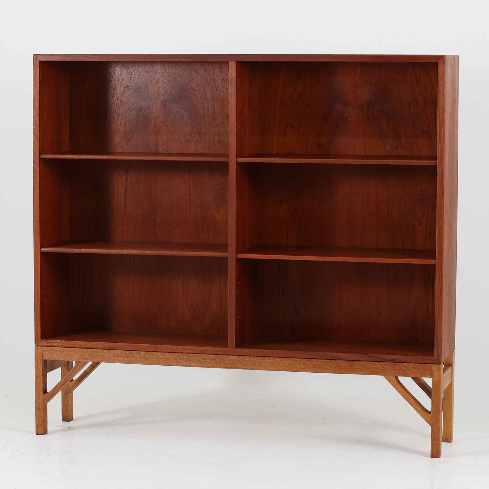 デンマークの名門FDB社より製造された、ボーエ・モーエンセンデザインのヴィンテージブックシェルフ。北欧家具の巨匠であるモーエンセンならではの機能美が際立つ、シンプルかつ実用的なデザインが特徴です。素材には温かみのあるオーク材を使用し、しっかりとした構造と美しい木目が魅力。直線的なフォルムに加え、脚部にはさりげなくデザイン性を加えた補強パーツが施され、安定感と視覚的な軽やかさを両立しています。広々とした収納スペースは書籍や雑貨の収納に最適で、シンプルながらも存在感のあるデザインはリビングや書斎、寝室など幅広い空間に調和します。FDB社のクラフトマンシップが息づく、北欧ヴィンテージの逸品をお楽しみください。脚はビンテージのオリジナル品です。