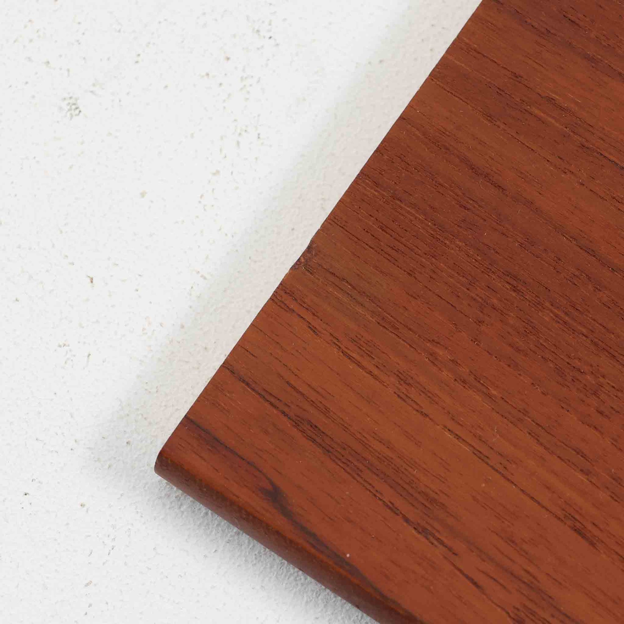 デンマークの名門FDB社より製造された、ボーエ・モーエンセンデザインのヴィンテージブックシェルフ。北欧家具の巨匠であるモーエンセンならではの機能美が際立つ、シンプルかつ実用的なデザインが特徴です。素材には温かみのあるオーク材を使用し、しっかりとした構造と美しい木目が魅力。直線的なフォルムに加え、脚部にはさりげなくデザイン性を加えた補強パーツが施され、安定感と視覚的な軽やかさを両立しています。広々とした収納スペースは書籍や雑貨の収納に最適で、シンプルながらも存在感のあるデザインはリビングや書斎、寝室など幅広い空間に調和します。FDB社のクラフトマンシップが息づく、北欧ヴィンテージの逸品をお楽しみください。脚はビンテージのオリジナル品です。