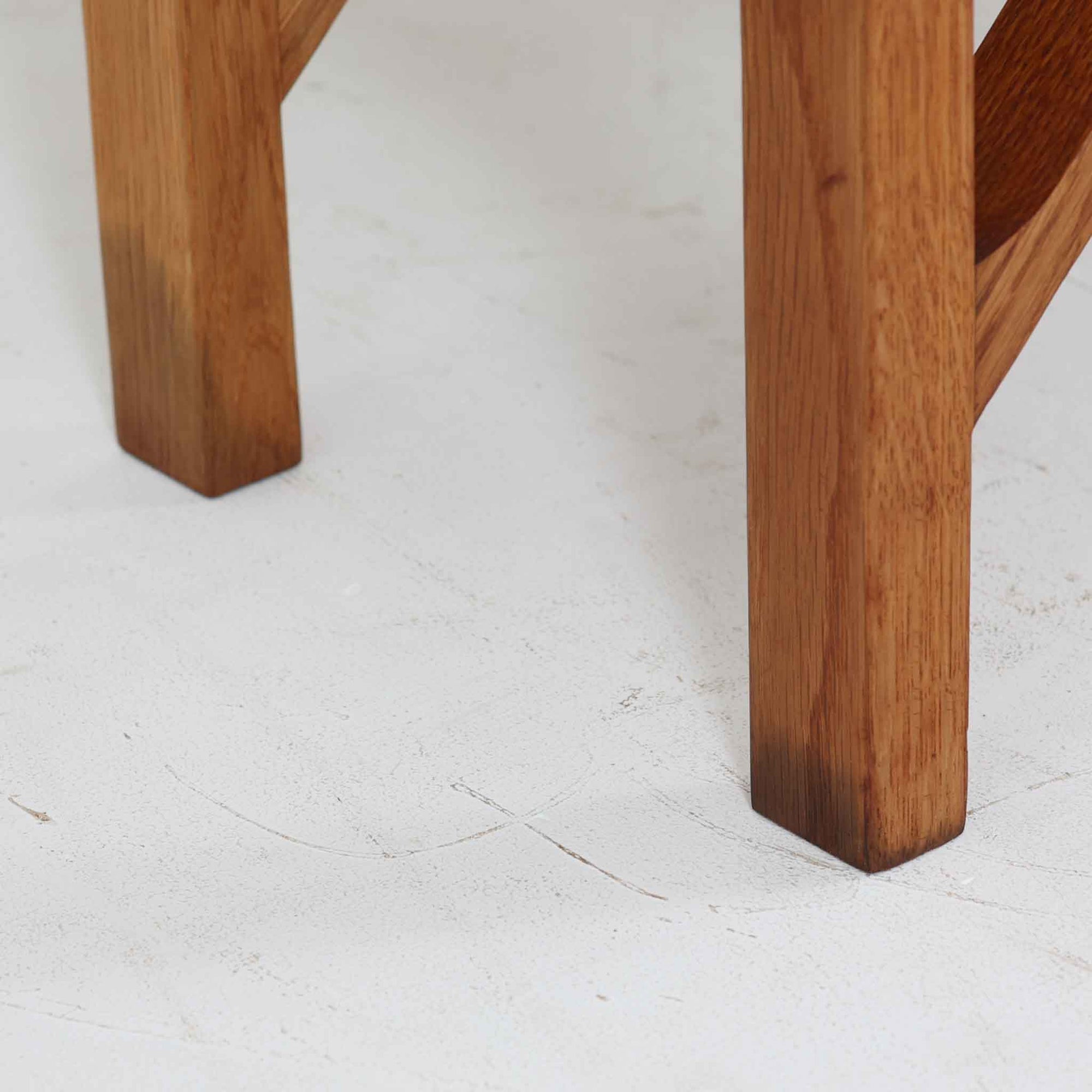 デンマークの名門FDB社より製造された、ボーエ・モーエンセンデザインのヴィンテージブックシェルフ。北欧家具の巨匠であるモーエンセンならではの機能美が際立つ、シンプルかつ実用的なデザインが特徴です。素材には温かみのあるオーク材を使用し、しっかりとした構造と美しい木目が魅力。直線的なフォルムに加え、脚部にはさりげなくデザイン性を加えた補強パーツが施され、安定感と視覚的な軽やかさを両立しています。広々とした収納スペースは書籍や雑貨の収納に最適で、シンプルながらも存在感のあるデザインはリビングや書斎、寝室など幅広い空間に調和します。FDB社のクラフトマンシップが息づく、北欧ヴィンテージの逸品をお楽しみください。脚はビンテージのオリジナル品です。