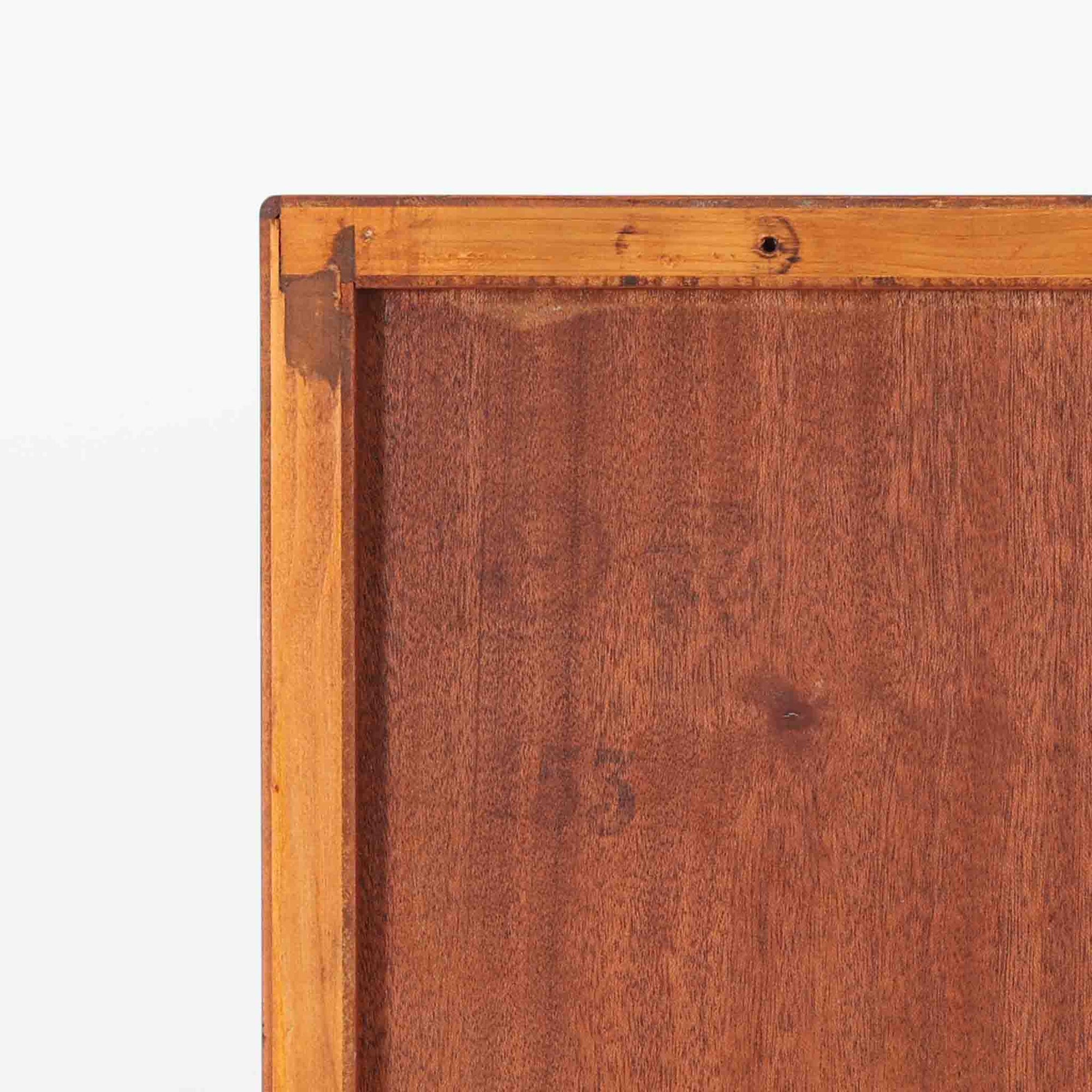 デンマークの名門FDB社より製造された、ボーエ・モーエンセンデザインのヴィンテージブックシェルフ。北欧家具の巨匠であるモーエンセンならではの機能美が際立つ、シンプルかつ実用的なデザインが特徴です。素材には温かみのあるオーク材を使用し、しっかりとした構造と美しい木目が魅力。直線的なフォルムに加え、脚部にはさりげなくデザイン性を加えた補強パーツが施され、安定感と視覚的な軽やかさを両立しています。広々とした収納スペースは書籍や雑貨の収納に最適で、シンプルながらも存在感のあるデザインはリビングや書斎、寝室など幅広い空間に調和します。FDB社のクラフトマンシップが息づく、北欧ヴィンテージの逸品をお楽しみください。脚はビンテージのオリジナル品です。