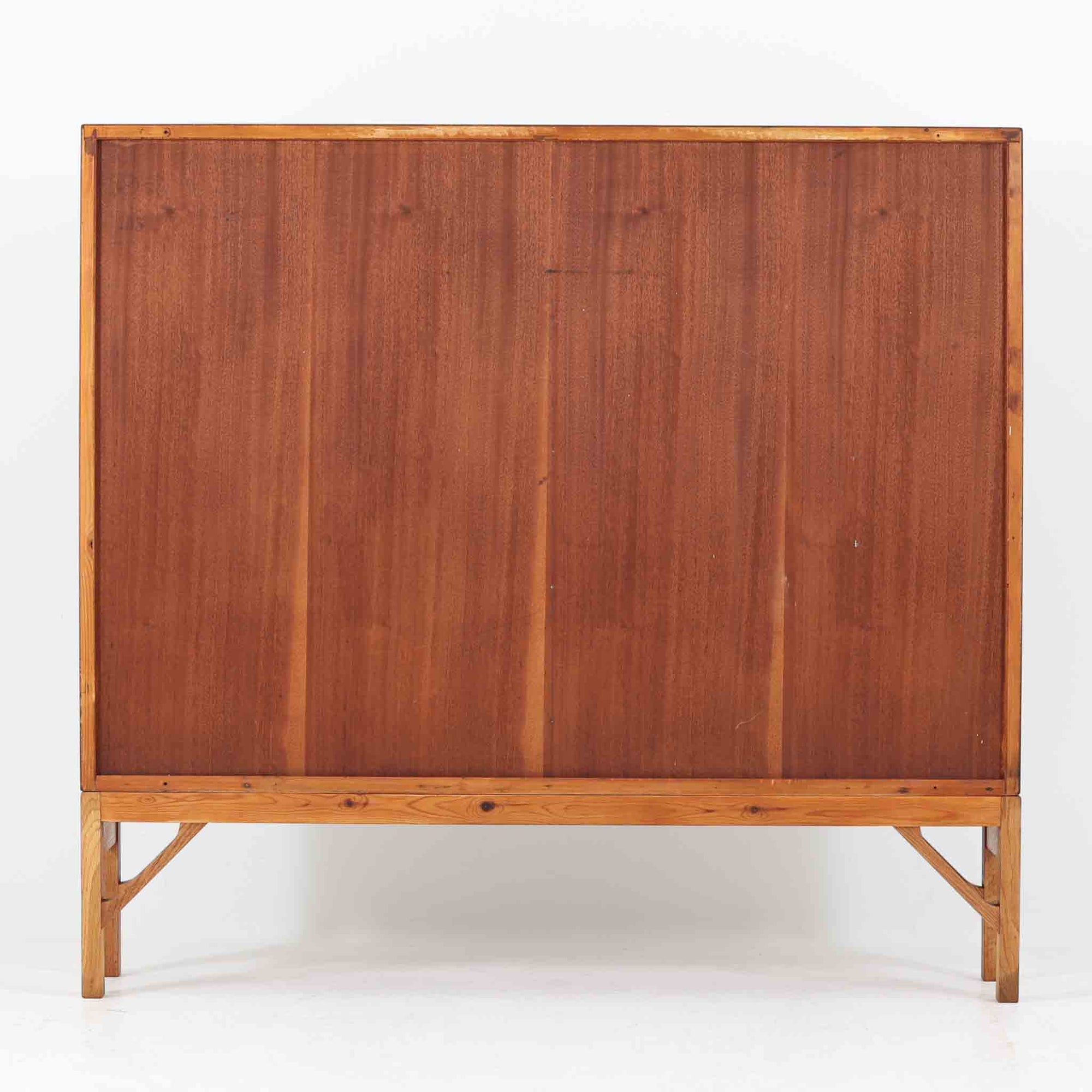 デンマークの名門FDB社より製造された、ボーエ・モーエンセンデザインのヴィンテージブックシェルフ。北欧家具の巨匠であるモーエンセンならではの機能美が際立つ、シンプルかつ実用的なデザインが特徴です。素材には温かみのあるオーク材を使用し、しっかりとした構造と美しい木目が魅力。直線的なフォルムに加え、脚部にはさりげなくデザイン性を加えた補強パーツが施され、安定感と視覚的な軽やかさを両立しています。広々とした収納スペースは書籍や雑貨の収納に最適で、シンプルながらも存在感のあるデザインはリビングや書斎、寝室など幅広い空間に調和します。FDB社のクラフトマンシップが息づく、北欧ヴィンテージの逸品をお楽しみください。脚はビンテージのオリジナル品です。