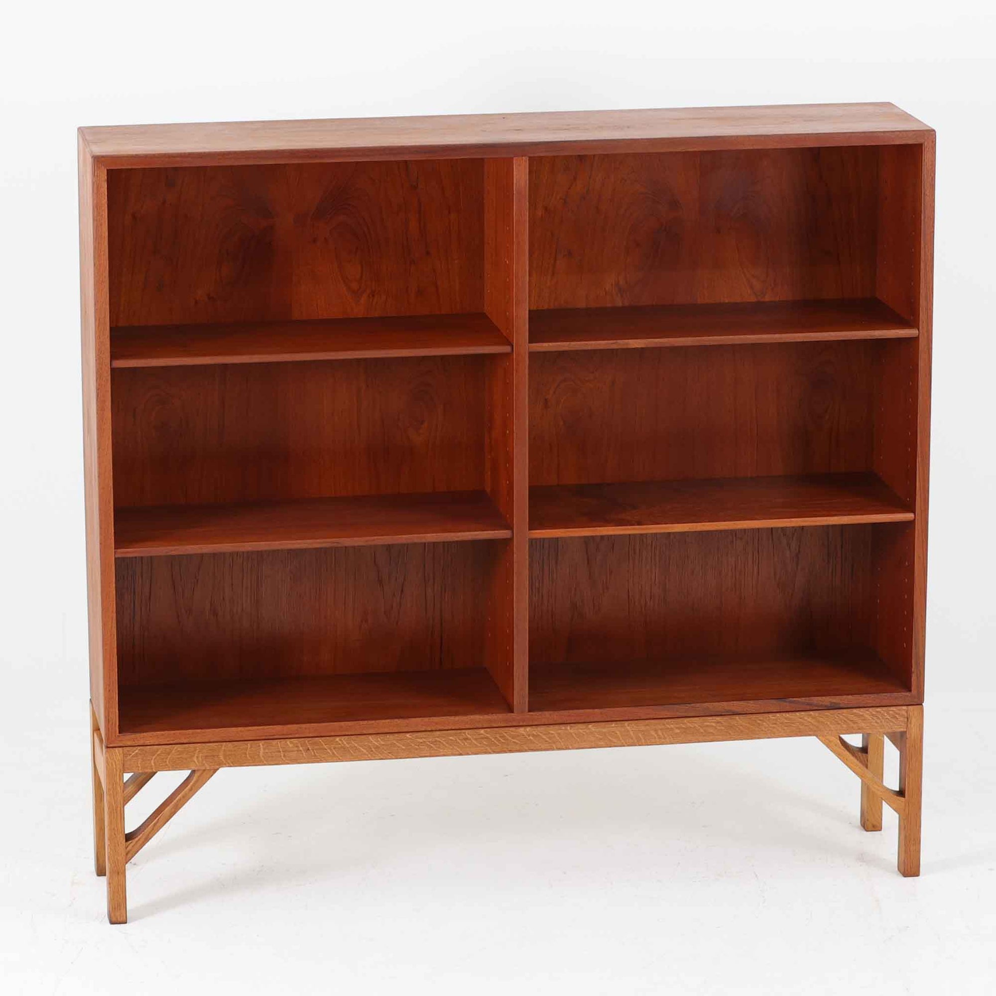 デンマークの名門FDB社より製造された、ボーエ・モーエンセンデザインのヴィンテージブックシェルフ。北欧家具の巨匠であるモーエンセンならではの機能美が際立つ、シンプルかつ実用的なデザインが特徴です。素材には温かみのあるオーク材を使用し、しっかりとした構造と美しい木目が魅力。直線的なフォルムに加え、脚部にはさりげなくデザイン性を加えた補強パーツが施され、安定感と視覚的な軽やかさを両立しています。広々とした収納スペースは書籍や雑貨の収納に最適で、シンプルながらも存在感のあるデザインはリビングや書斎、寝室など幅広い空間に調和します。FDB社のクラフトマンシップが息づく、北欧ヴィンテージの逸品をお楽しみください。脚はビンテージのオリジナル品です。