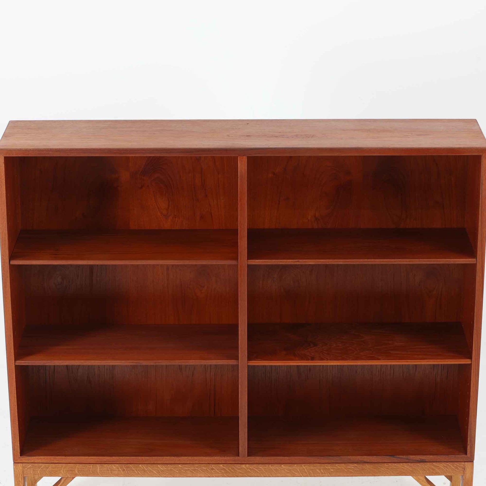 デンマークの名門FDB社より製造された、ボーエ・モーエンセンデザインのヴィンテージブックシェルフ。北欧家具の巨匠であるモーエンセンならではの機能美が際立つ、シンプルかつ実用的なデザインが特徴です。素材には温かみのあるオーク材を使用し、しっかりとした構造と美しい木目が魅力。直線的なフォルムに加え、脚部にはさりげなくデザイン性を加えた補強パーツが施され、安定感と視覚的な軽やかさを両立しています。広々とした収納スペースは書籍や雑貨の収納に最適で、シンプルながらも存在感のあるデザインはリビングや書斎、寝室など幅広い空間に調和します。FDB社のクラフトマンシップが息づく、北欧ヴィンテージの逸品をお楽しみください。脚はビンテージのオリジナル品です。