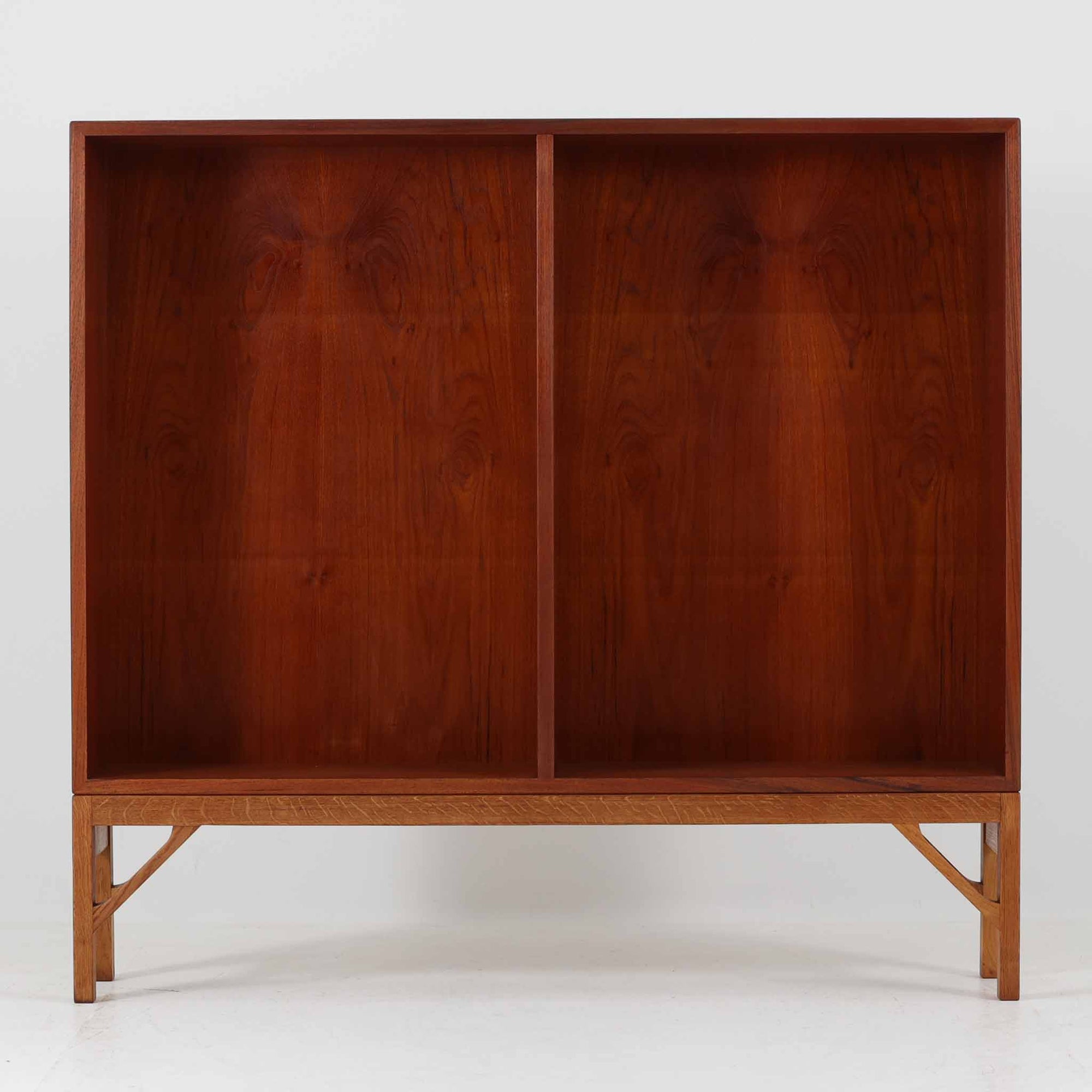 デンマークの名門FDB社より製造された、ボーエ・モーエンセンデザインのヴィンテージブックシェルフ。北欧家具の巨匠であるモーエンセンならではの機能美が際立つ、シンプルかつ実用的なデザインが特徴です。素材には温かみのあるオーク材を使用し、しっかりとした構造と美しい木目が魅力。直線的なフォルムに加え、脚部にはさりげなくデザイン性を加えた補強パーツが施され、安定感と視覚的な軽やかさを両立しています。広々とした収納スペースは書籍や雑貨の収納に最適で、シンプルながらも存在感のあるデザインはリビングや書斎、寝室など幅広い空間に調和します。FDB社のクラフトマンシップが息づく、北欧ヴィンテージの逸品をお楽しみください。脚はビンテージのオリジナル品です。