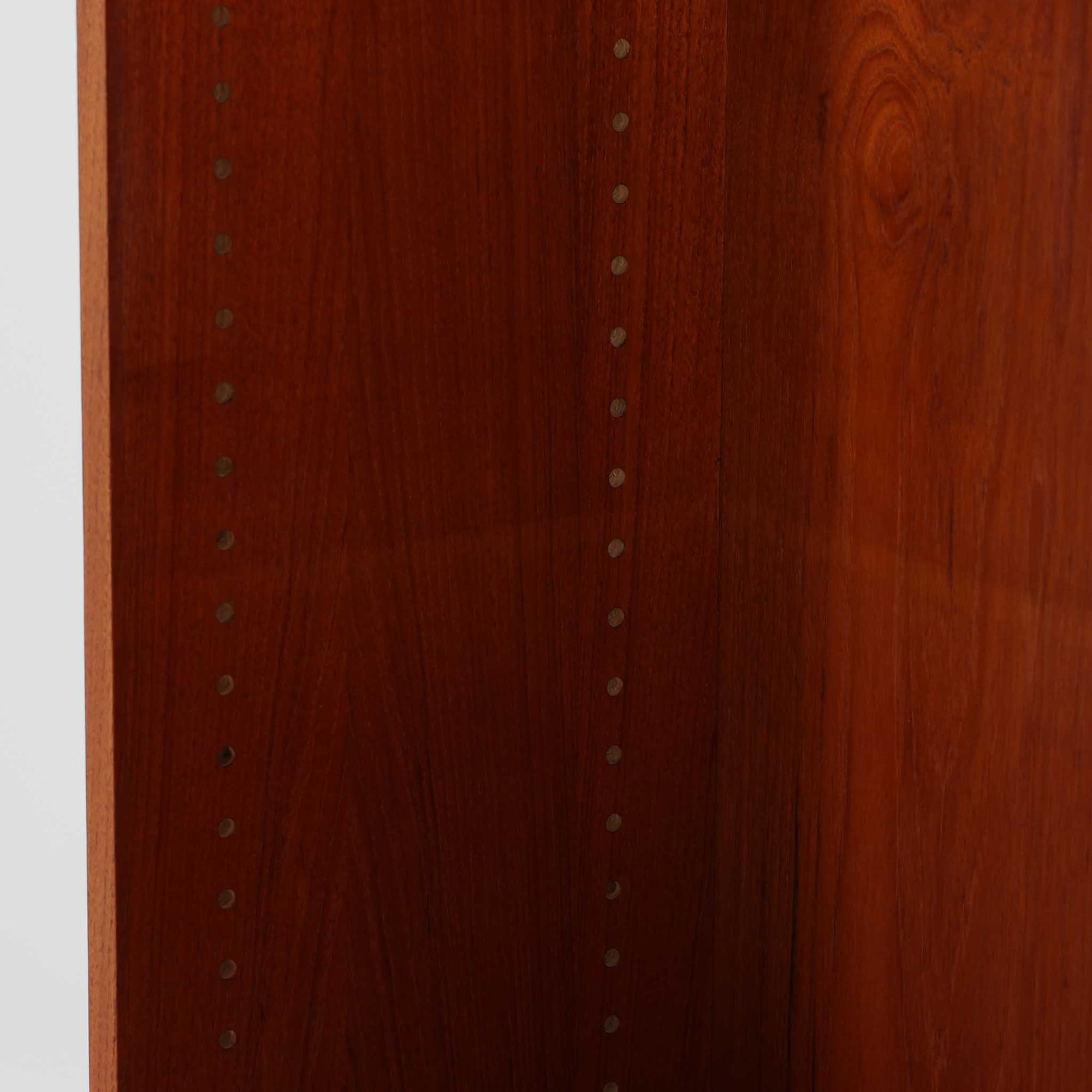 デンマークの名門FDB社より製造された、ボーエ・モーエンセンデザインのヴィンテージブックシェルフ。北欧家具の巨匠であるモーエンセンならではの機能美が際立つ、シンプルかつ実用的なデザインが特徴です。素材には温かみのあるオーク材を使用し、しっかりとした構造と美しい木目が魅力。直線的なフォルムに加え、脚部にはさりげなくデザイン性を加えた補強パーツが施され、安定感と視覚的な軽やかさを両立しています。広々とした収納スペースは書籍や雑貨の収納に最適で、シンプルながらも存在感のあるデザインはリビングや書斎、寝室など幅広い空間に調和します。FDB社のクラフトマンシップが息づく、北欧ヴィンテージの逸品をお楽しみください。脚はビンテージのオリジナル品です。