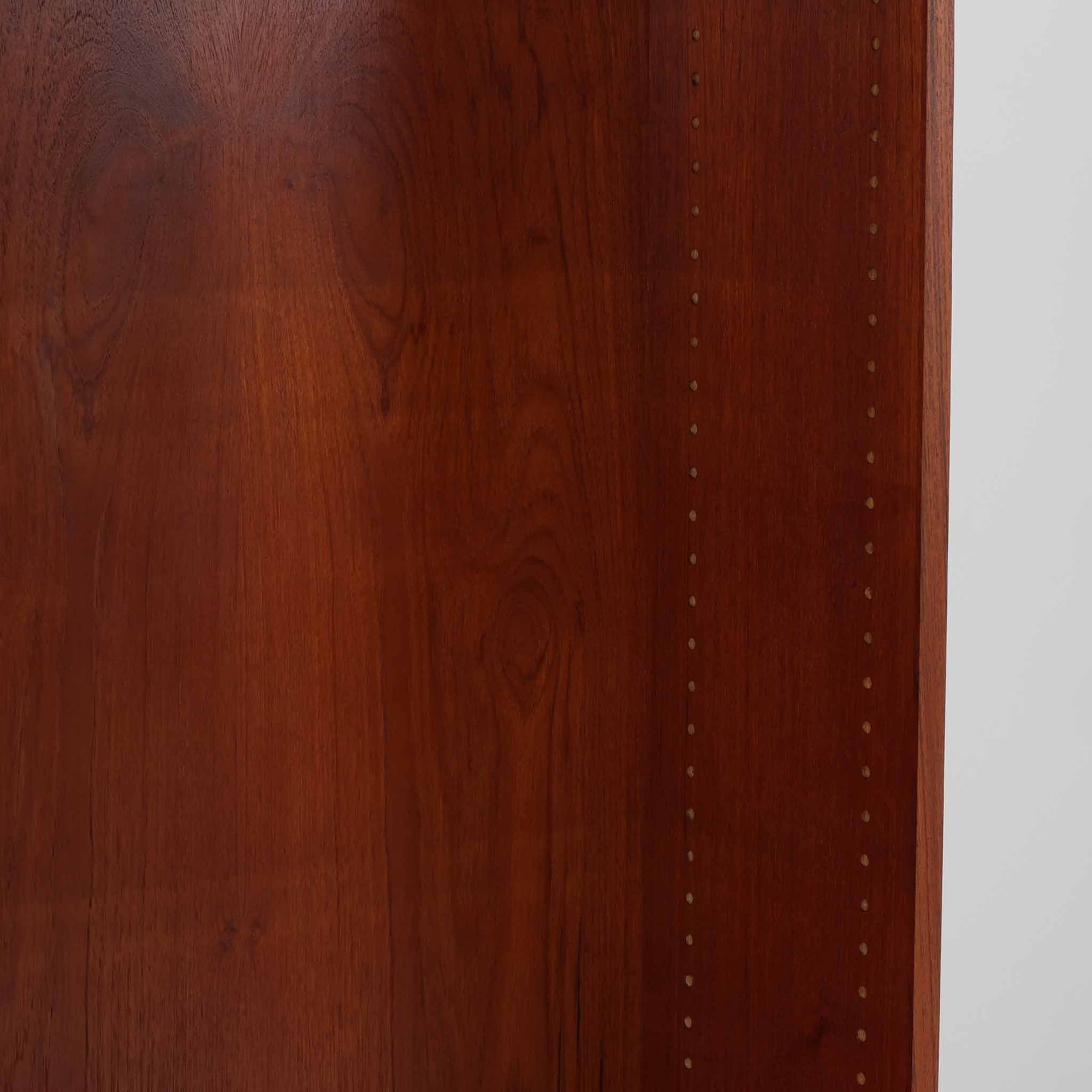 デンマークの名門FDB社より製造された、ボーエ・モーエンセンデザインのヴィンテージブックシェルフ。北欧家具の巨匠であるモーエンセンならではの機能美が際立つ、シンプルかつ実用的なデザインが特徴です。素材には温かみのあるオーク材を使用し、しっかりとした構造と美しい木目が魅力。直線的なフォルムに加え、脚部にはさりげなくデザイン性を加えた補強パーツが施され、安定感と視覚的な軽やかさを両立しています。広々とした収納スペースは書籍や雑貨の収納に最適で、シンプルながらも存在感のあるデザインはリビングや書斎、寝室など幅広い空間に調和します。FDB社のクラフトマンシップが息づく、北欧ヴィンテージの逸品をお楽しみください。脚はビンテージのオリジナル品です。