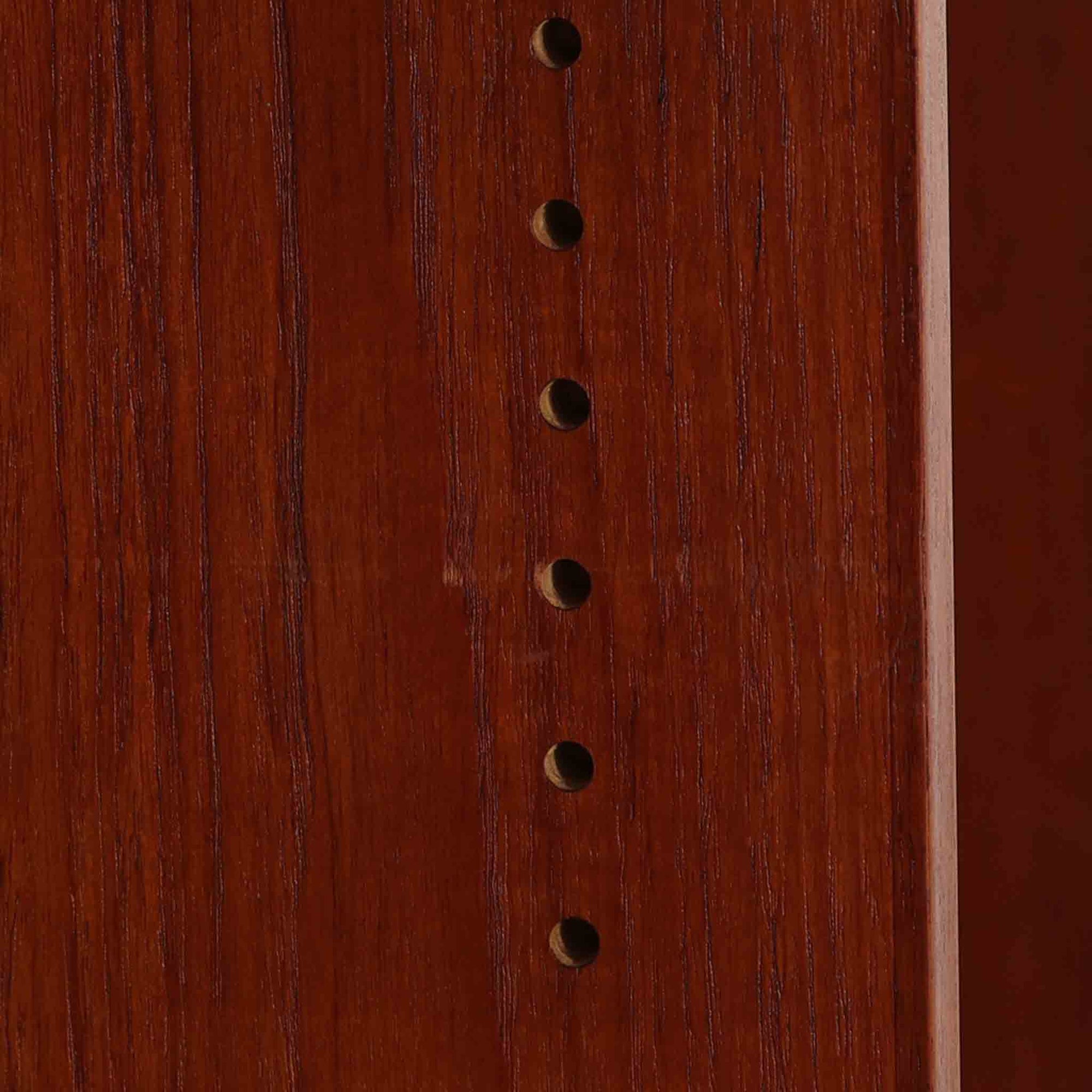 デンマークの名門FDB社より製造された、ボーエ・モーエンセンデザインのヴィンテージブックシェルフ。北欧家具の巨匠であるモーエンセンならではの機能美が際立つ、シンプルかつ実用的なデザインが特徴です。素材には温かみのあるオーク材を使用し、しっかりとした構造と美しい木目が魅力。直線的なフォルムに加え、脚部にはさりげなくデザイン性を加えた補強パーツが施され、安定感と視覚的な軽やかさを両立しています。広々とした収納スペースは書籍や雑貨の収納に最適で、シンプルながらも存在感のあるデザインはリビングや書斎、寝室など幅広い空間に調和します。FDB社のクラフトマンシップが息づく、北欧ヴィンテージの逸品をお楽しみください。脚はビンテージのオリジナル品です。