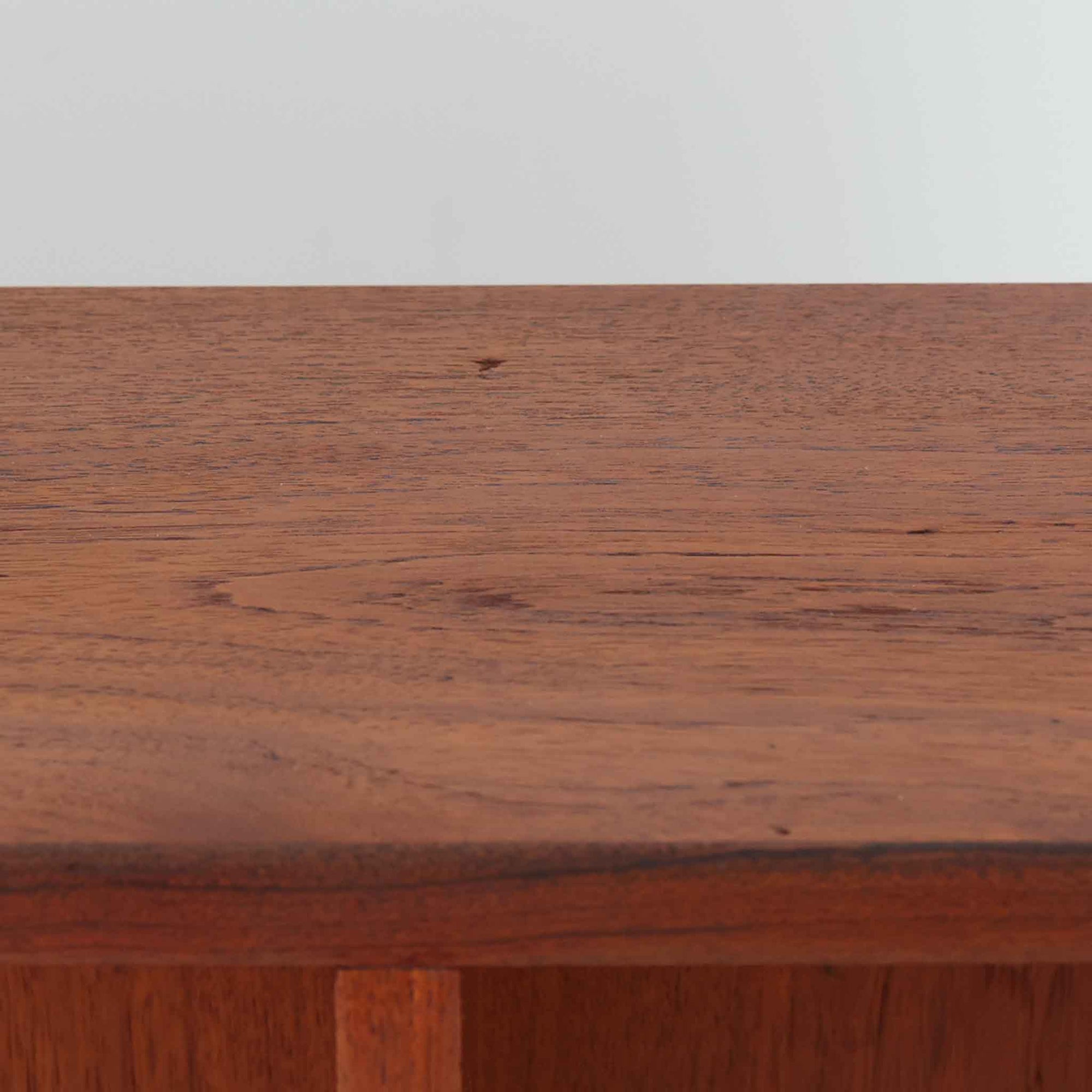 デンマークの名門FDB社より製造された、ボーエ・モーエンセンデザインのヴィンテージブックシェルフ。北欧家具の巨匠であるモーエンセンならではの機能美が際立つ、シンプルかつ実用的なデザインが特徴です。素材には温かみのあるオーク材を使用し、しっかりとした構造と美しい木目が魅力。直線的なフォルムに加え、脚部にはさりげなくデザイン性を加えた補強パーツが施され、安定感と視覚的な軽やかさを両立しています。広々とした収納スペースは書籍や雑貨の収納に最適で、シンプルながらも存在感のあるデザインはリビングや書斎、寝室など幅広い空間に調和します。FDB社のクラフトマンシップが息づく、北欧ヴィンテージの逸品をお楽しみください。脚はビンテージのオリジナル品です。