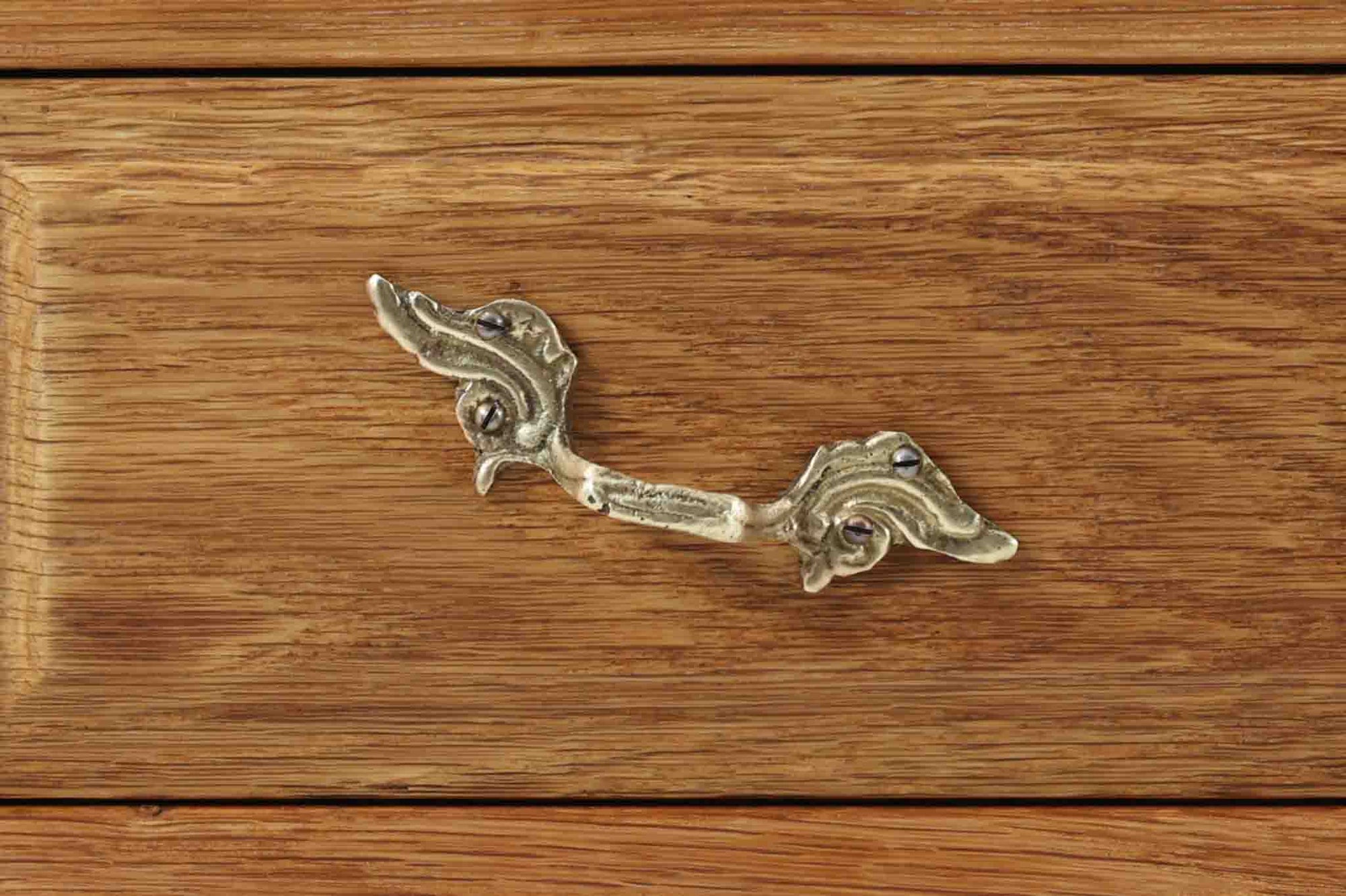 デンマークのデザイナー、Henning Kjaernulfによってデザインされたヴィンテージのサイドチェスト。素材には、木目の美しいオーク材が用いられており、しっかりとした存在感と温かみを感じさせます。脚部や幕板には柔らかな曲線が施され、ケアヌルフらしい彫刻的なフォルムが印象的。天板の縁や引き出しの装飾的なハンドルにもクラフトマンシップが光ります。引き出し1杯のシンプルな構造ながら、細部にこだわった造形が空間に個性を添える一台。ベッドサイドはもちろん、玄関先やリビングにもおすすめのアイテムです。