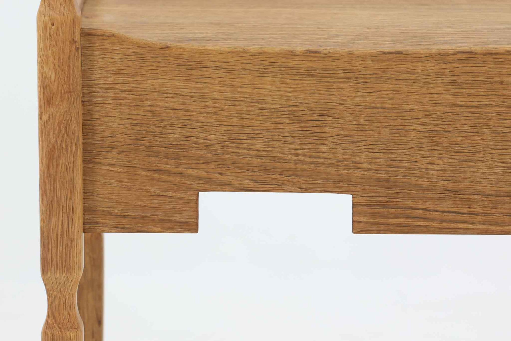 デンマークのデザイナー、Henning Kjaernulfによってデザインされたヴィンテージのサイドチェスト。素材には、木目の美しいオーク材が用いられており、しっかりとした存在感と温かみを感じさせます。脚部や幕板には柔らかな曲線が施され、ケアヌルフらしい彫刻的なフォルムが印象的。天板の縁や引き出しの装飾的なハンドルにもクラフトマンシップが光ります。引き出し1杯のシンプルな構造ながら、細部にこだわった造形が空間に個性を添える一台。ベッドサイドはもちろん、玄関先やリビングにもおすすめのアイテムです。※背面が前オーナーにより一部カットされているため、価格に反映しております。