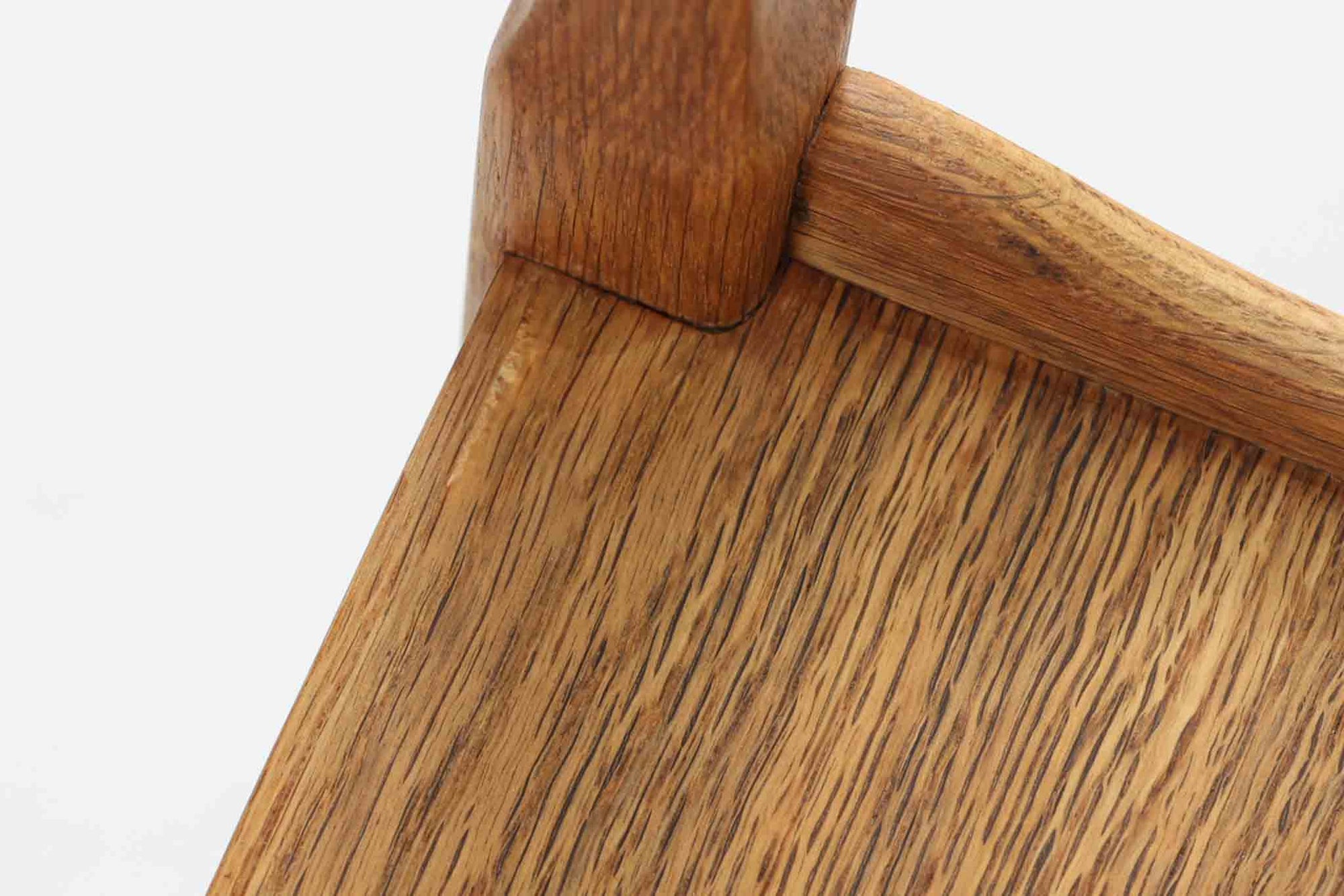 デンマークのデザイナー、Henning Kjaernulfによってデザインされたヴィンテージのサイドチェスト。素材には、木目の美しいオーク材が用いられており、しっかりとした存在感と温かみを感じさせます。脚部や幕板には柔らかな曲線が施され、ケアヌルフらしい彫刻的なフォルムが印象的。天板の縁や引き出しの装飾的なハンドルにもクラフトマンシップが光ります。引き出し1杯のシンプルな構造ながら、細部にこだわった造形が空間に個性を添える一台。ベッドサイドはもちろん、玄関先やリビングにもおすすめのアイテムです。※背面が前オーナーにより一部カットされているため、価格に反映しております。