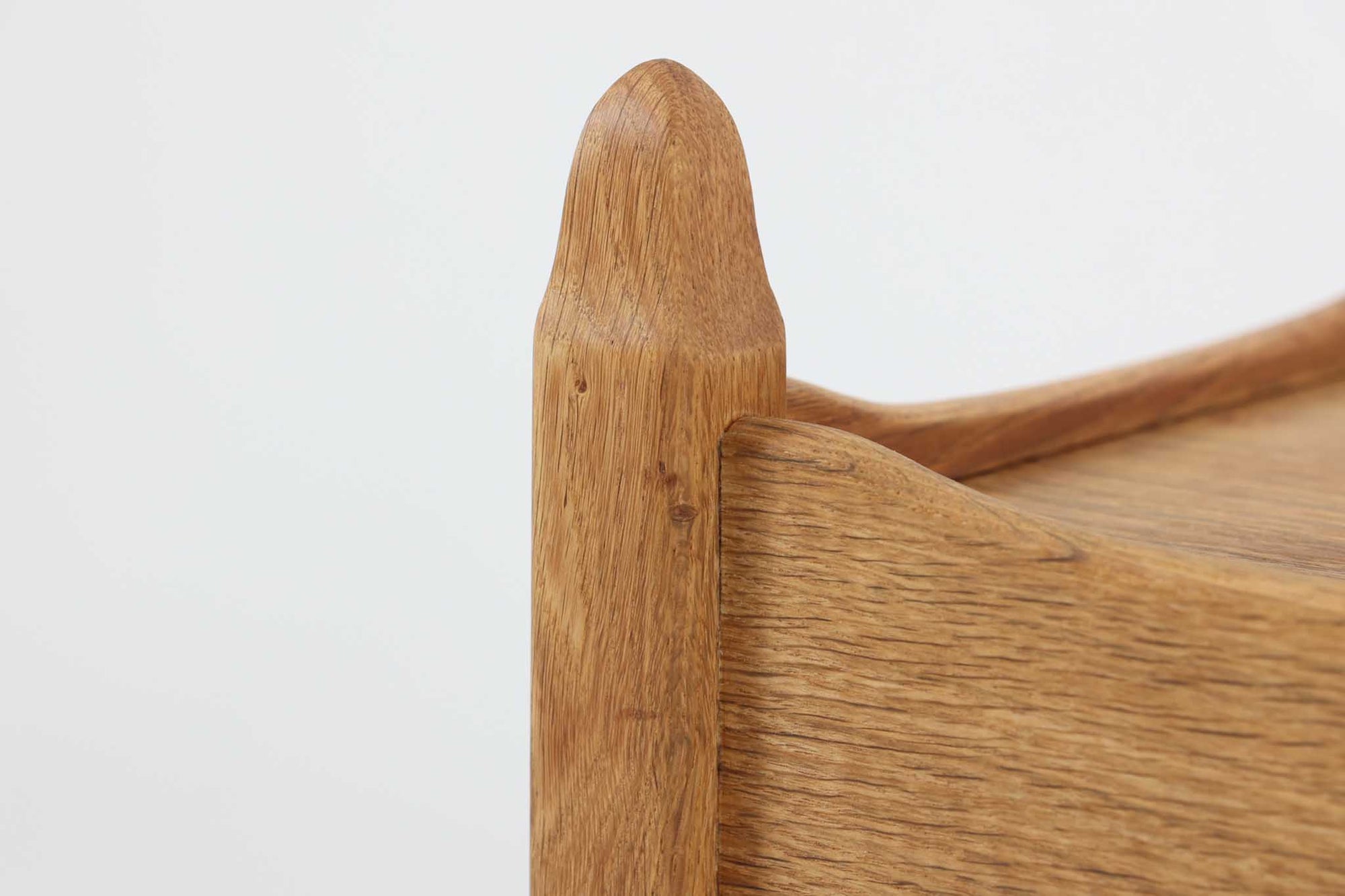 デンマークのデザイナー、Henning Kjaernulfによってデザインされたヴィンテージのサイドチェスト。素材には、木目の美しいオーク材が用いられており、しっかりとした存在感と温かみを感じさせます。脚部や幕板には柔らかな曲線が施され、ケアヌルフらしい彫刻的なフォルムが印象的。天板の縁や引き出しの装飾的なハンドルにもクラフトマンシップが光ります。引き出し1杯のシンプルな構造ながら、細部にこだわった造形が空間に個性を添える一台。ベッドサイドはもちろん、玄関先やリビングにもおすすめのアイテムです。※背面が前オーナーにより一部カットされているため、価格に反映しております。