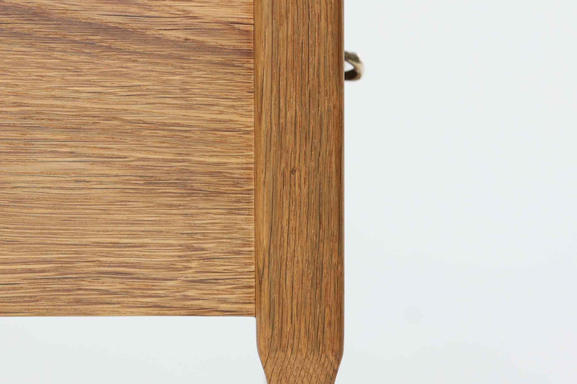デンマークのデザイナー、Henning Kjaernulfによってデザインされたヴィンテージのサイドチェスト。素材には、木目の美しいオーク材が用いられており、しっかりとした存在感と温かみを感じさせます。脚部や幕板には柔らかな曲線が施され、ケアヌルフらしい彫刻的なフォルムが印象的。天板の縁や引き出しの装飾的なハンドルにもクラフトマンシップが光ります。引き出し1杯のシンプルな構造ながら、細部にこだわった造形が空間に個性を添える一台。ベッドサイドはもちろん、玄関先やリビングにもおすすめのアイテムです。※背面が前オーナーにより一部カットされているため、価格に反映しております。