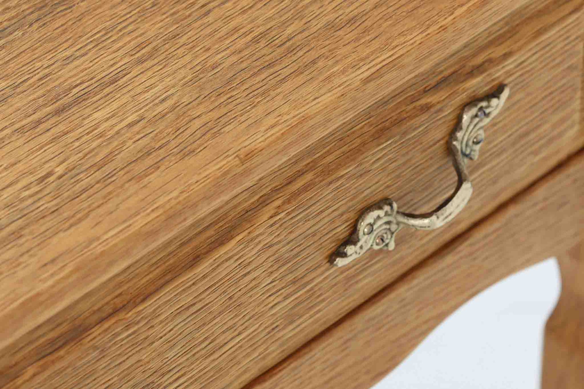 デンマークのデザイナー、Henning Kjaernulfによってデザインされたヴィンテージのサイドチェスト。素材には、木目の美しいオーク材が用いられており、しっかりとした存在感と温かみを感じさせます。脚部や幕板には柔らかな曲線が施され、ケアヌルフらしい彫刻的なフォルムが印象的。天板の縁や引き出しの装飾的なハンドルにもクラフトマンシップが光ります。引き出し1杯のシンプルな構造ながら、細部にこだわった造形が空間に個性を添える一台。ベッドサイドはもちろん、玄関先やリビングにもおすすめのアイテムです。※背面が前オーナーにより一部カットされているため、価格に反映しております。