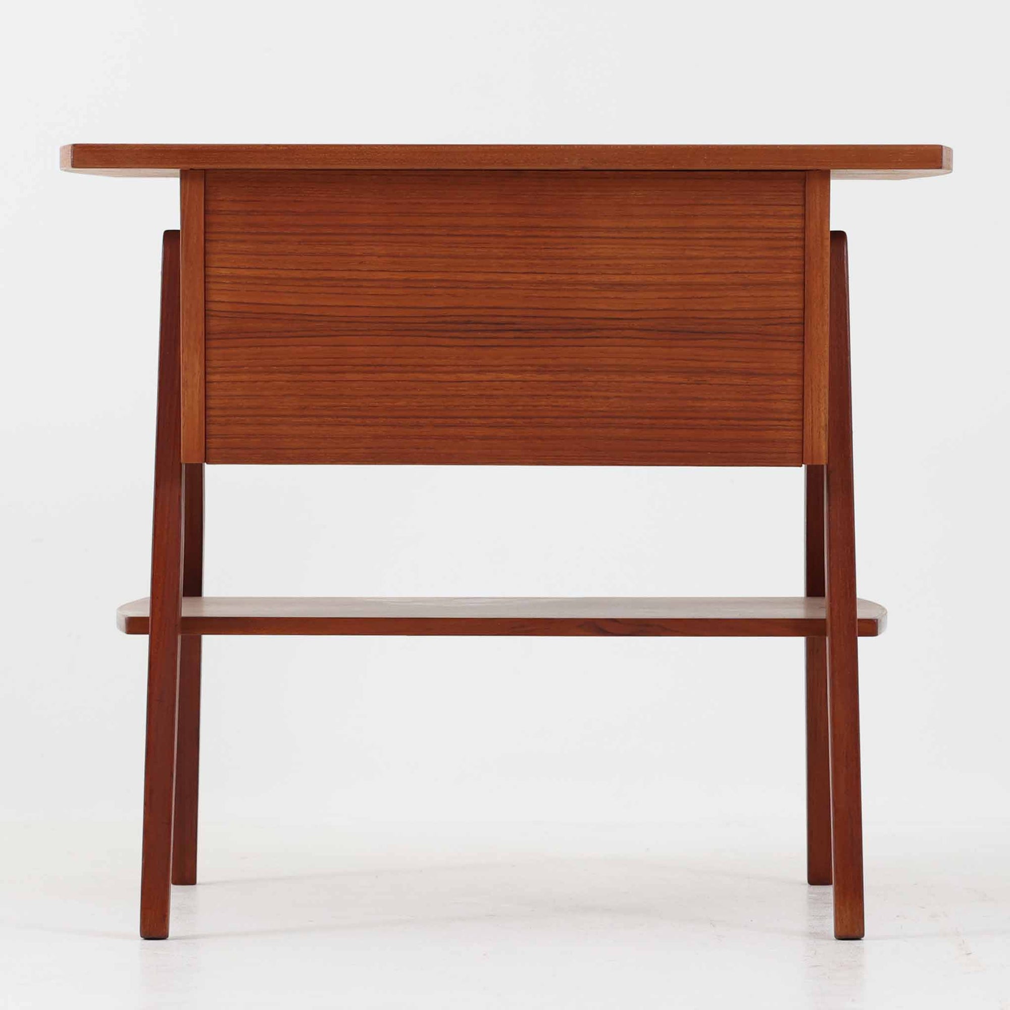 チーク材を用いたこちらの2段チェストは、緩やかにカーブした天板と舟形の引き手が特徴的な北欧ビンテージ家具です。幅64cmとコンパクトながらも引き出し2杯と下部の棚板を備え、収納力とディスプレイ性を兼ね備えています。テーパー脚が軽やかな印象を与え、ベッドサイドやリビングのサイドテーブルとしても活躍。年月を経た木肌の温かみが、空間に落ち着きと味わい深い存在感をもたらす一品です。