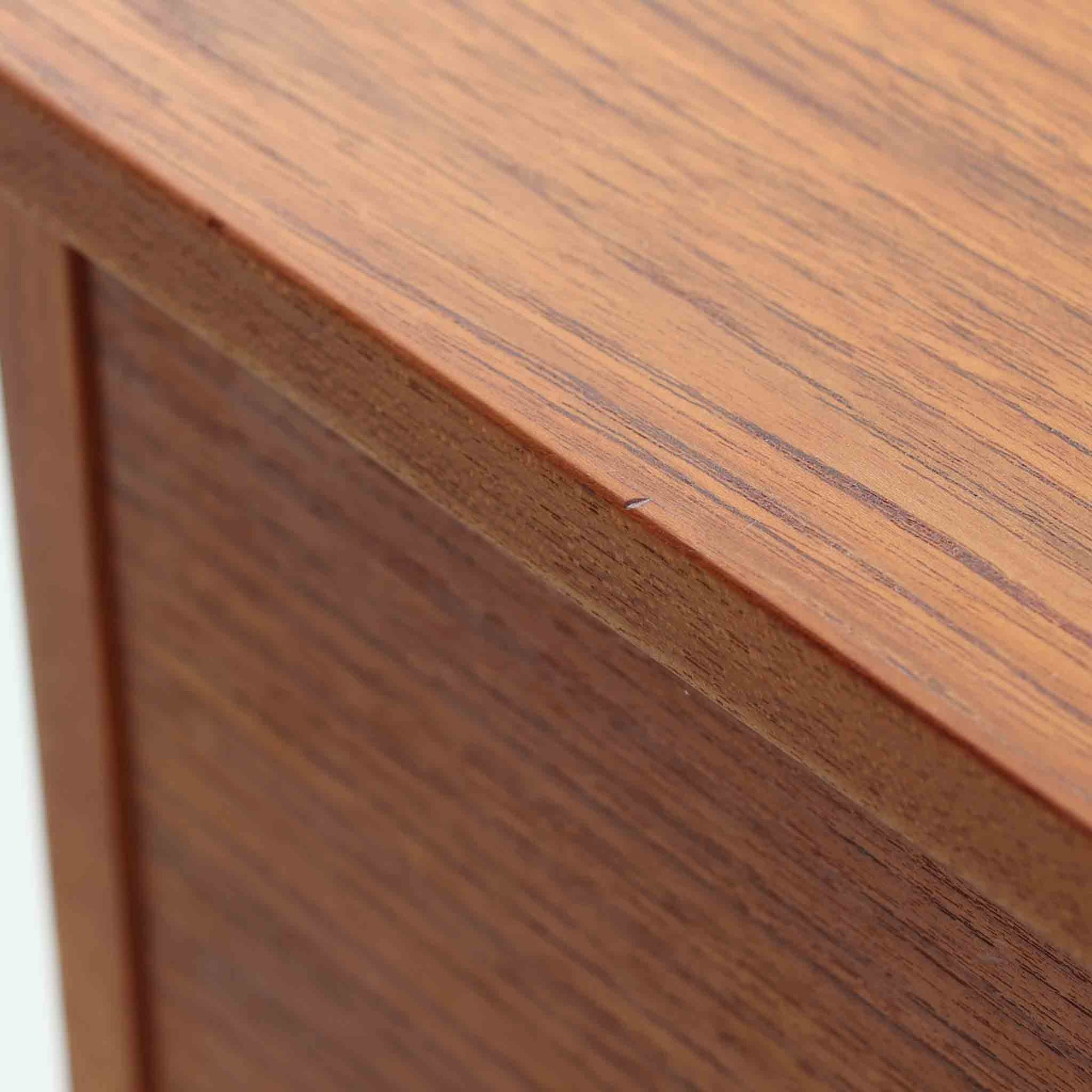 チーク材を用いたこちらの2段チェストは、緩やかにカーブした天板と舟形の引き手が特徴的な北欧ビンテージ家具です。幅64cmとコンパクトながらも引き出し2杯と下部の棚板を備え、収納力とディスプレイ性を兼ね備えています。テーパー脚が軽やかな印象を与え、ベッドサイドやリビングのサイドテーブルとしても活躍。年月を経た木肌の温かみが、空間に落ち着きと味わい深い存在感をもたらす一品です。