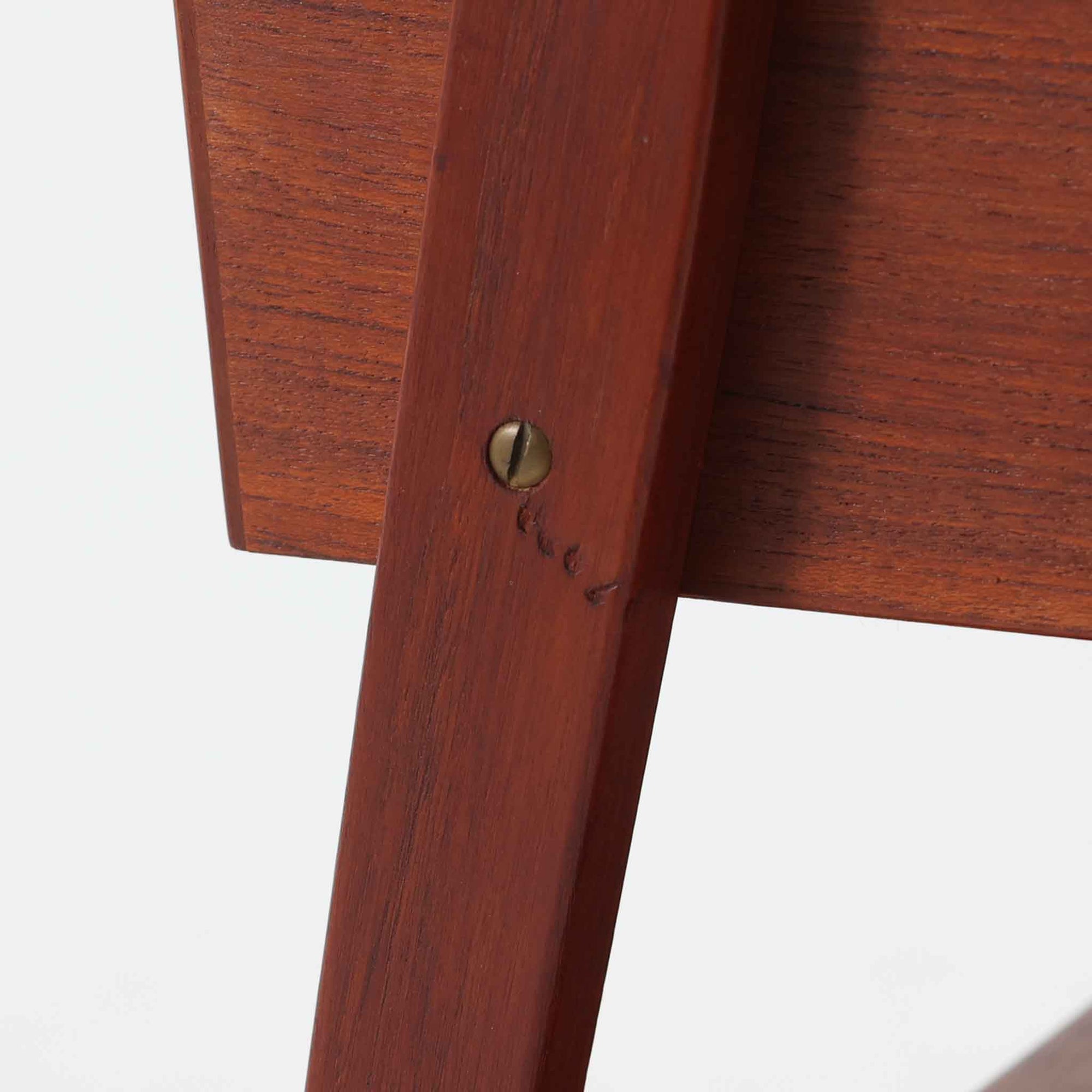 チーク材を用いたこちらの2段チェストは、緩やかにカーブした天板と舟形の引き手が特徴的な北欧ビンテージ家具です。幅64cmとコンパクトながらも引き出し2杯と下部の棚板を備え、収納力とディスプレイ性を兼ね備えています。テーパー脚が軽やかな印象を与え、ベッドサイドやリビングのサイドテーブルとしても活躍。年月を経た木肌の温かみが、空間に落ち着きと味わい深い存在感をもたらす一品です。